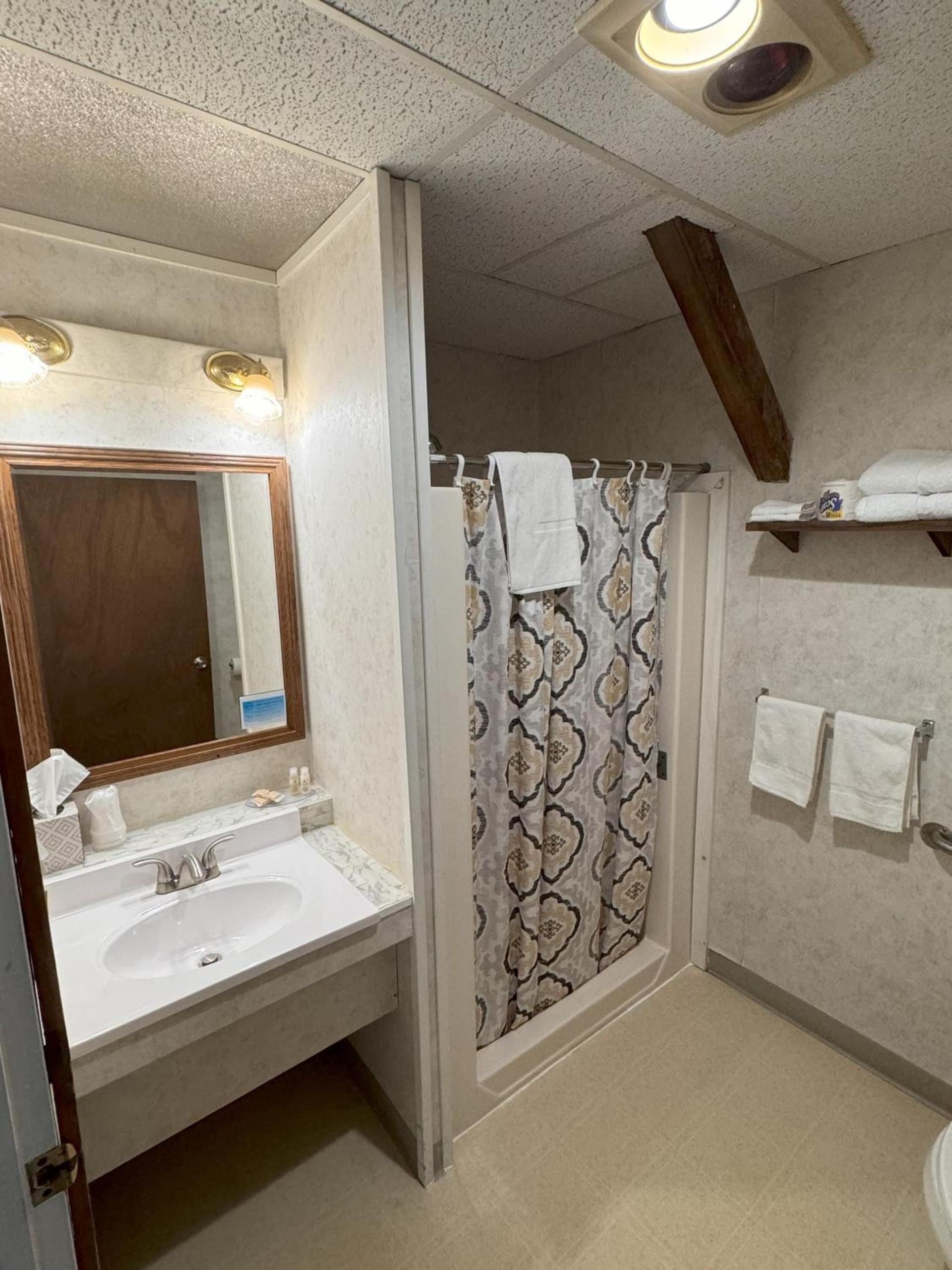 Lake Ontario Motel & Inn photo 27