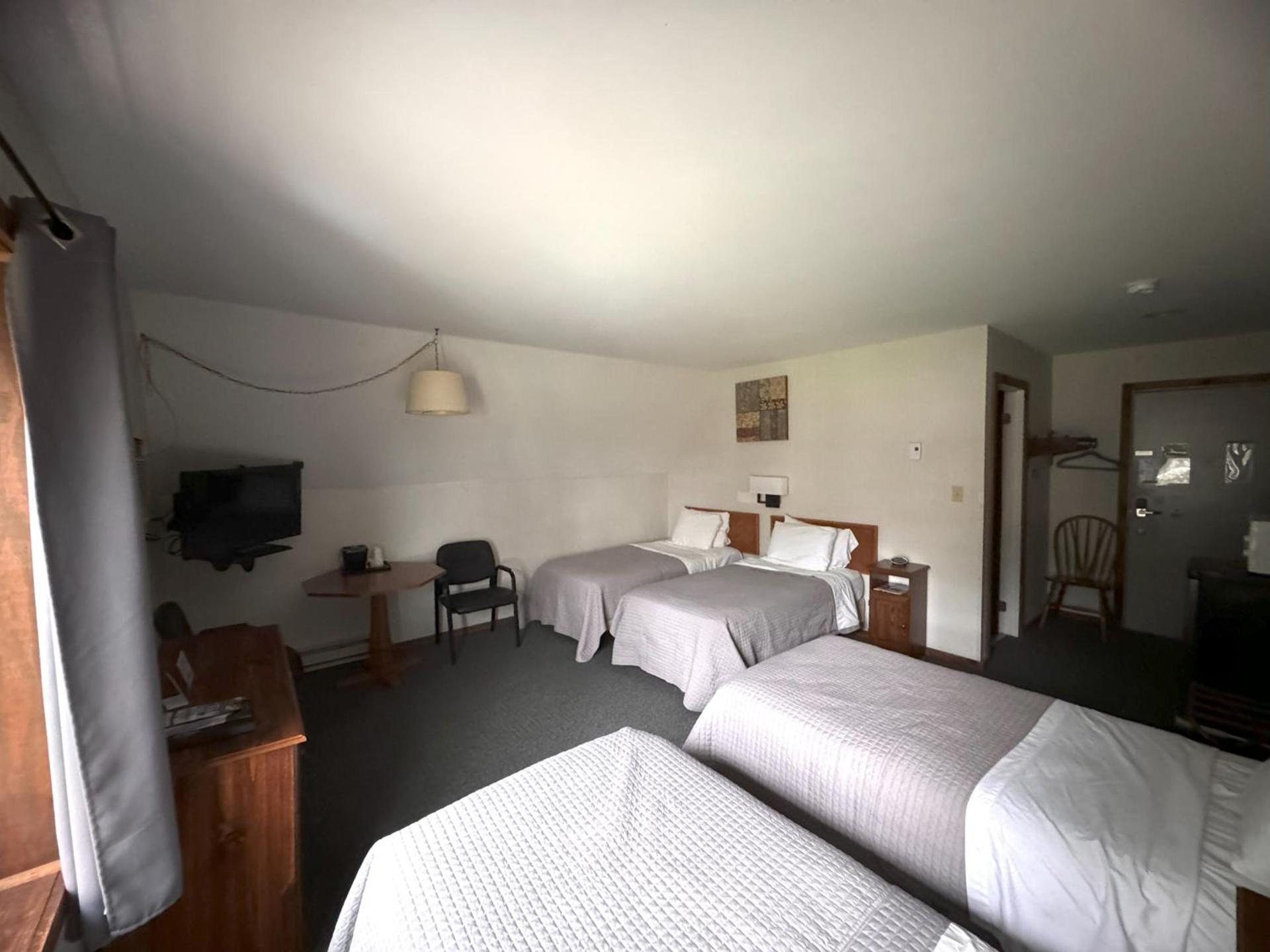 Lake Ontario Motel & Inn photo 28