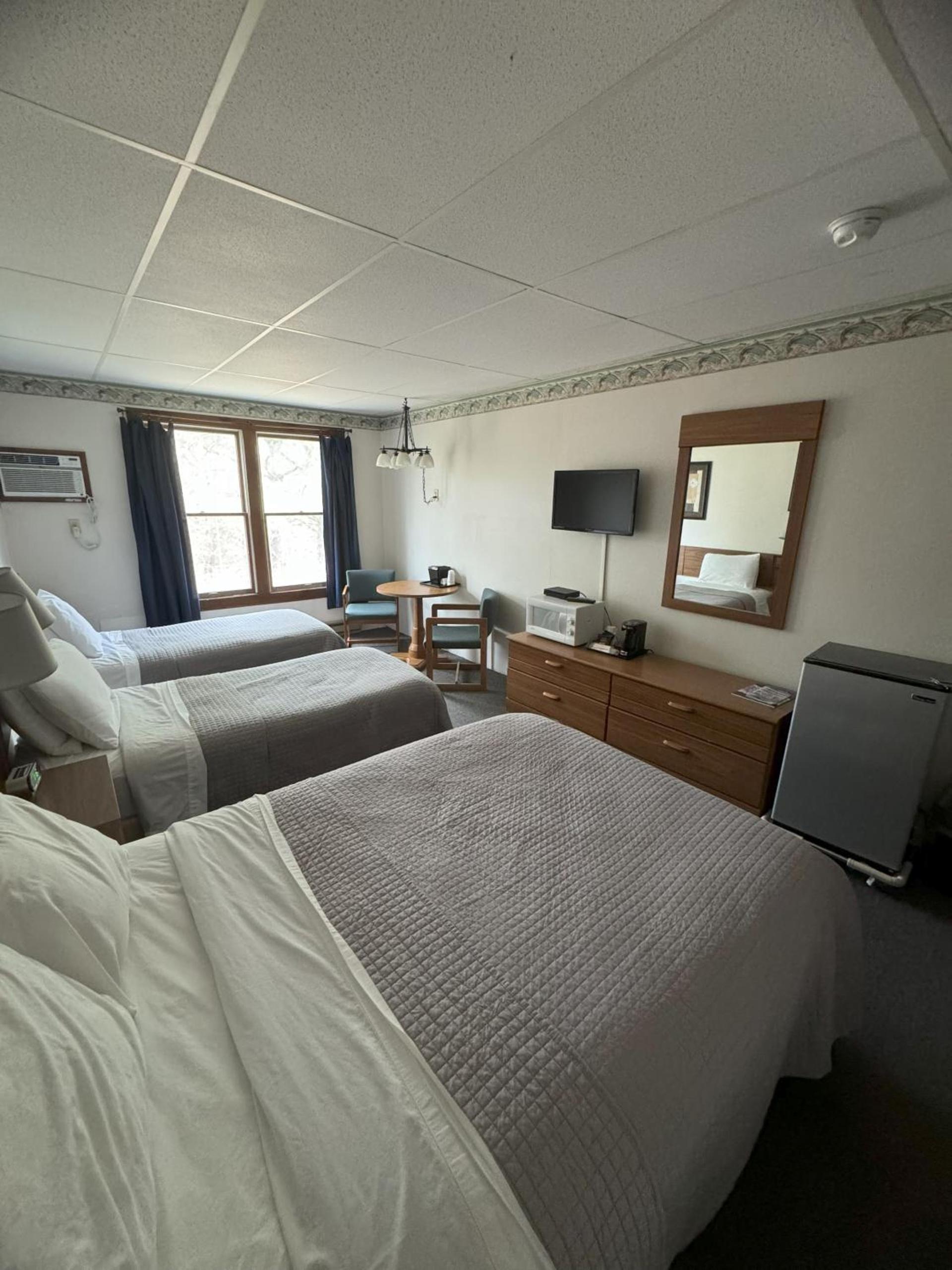 Lake Ontario Motel & Inn photo 32