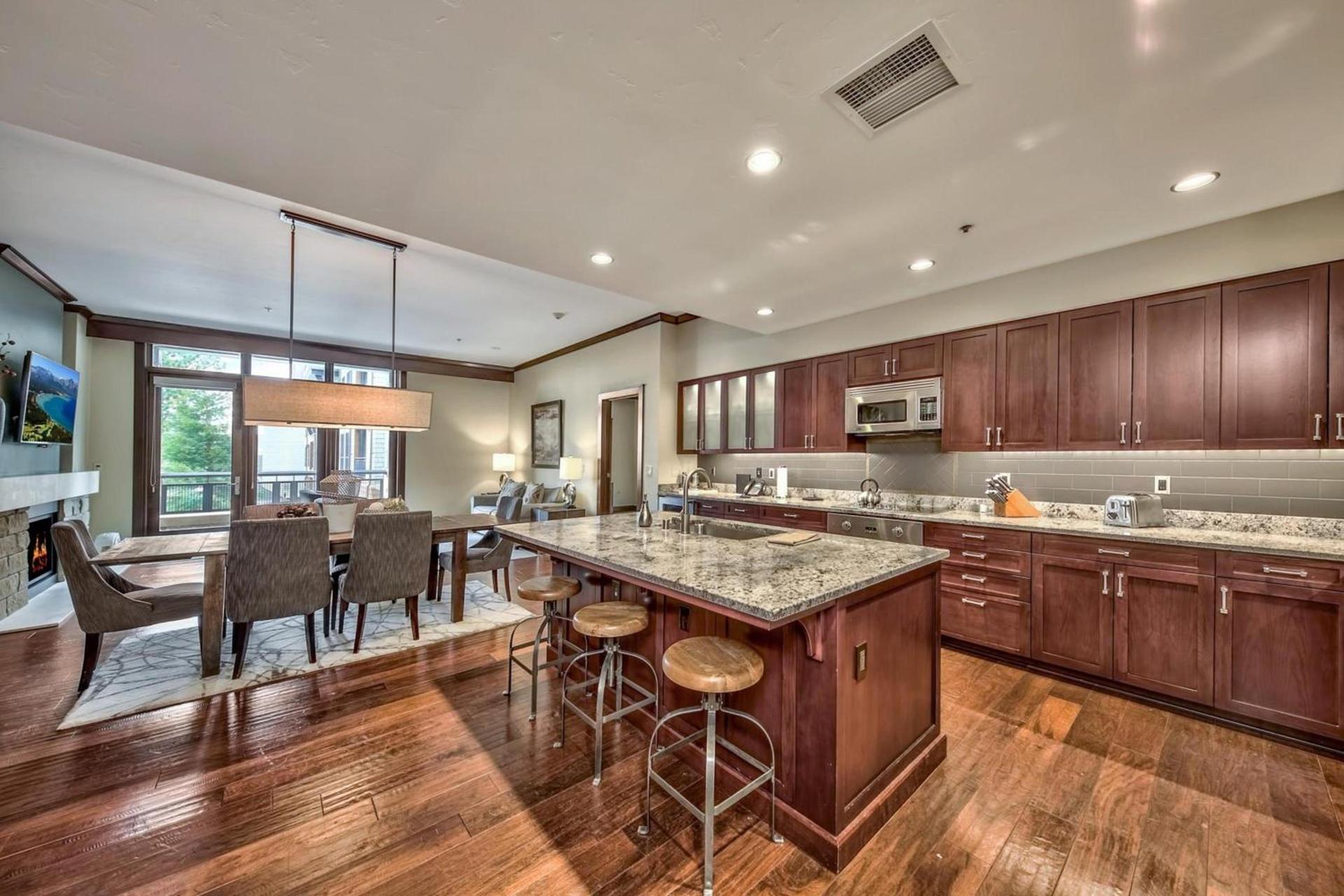 Constellation Residences photo 75