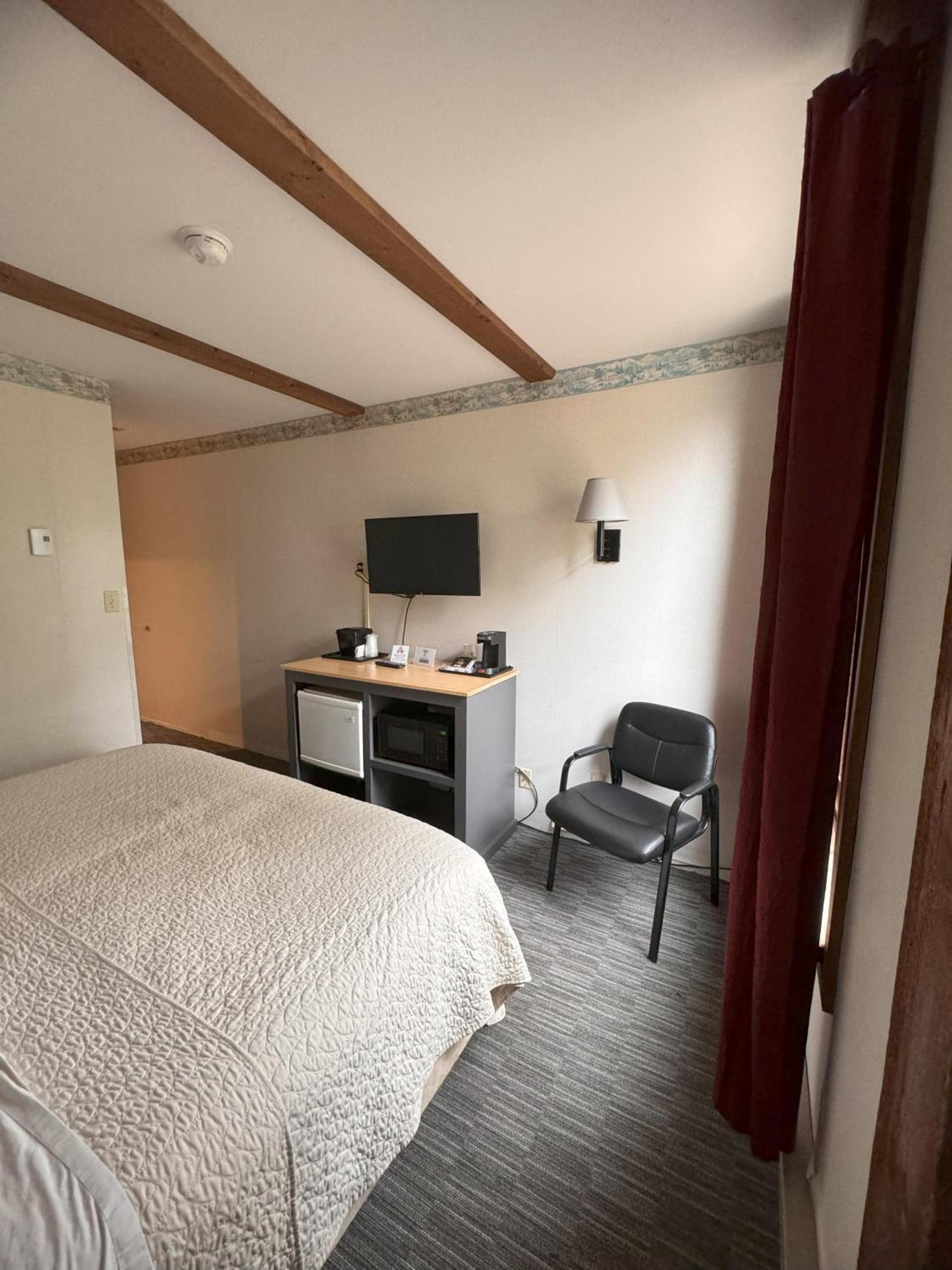 Lake Ontario Motel & Inn photo 34