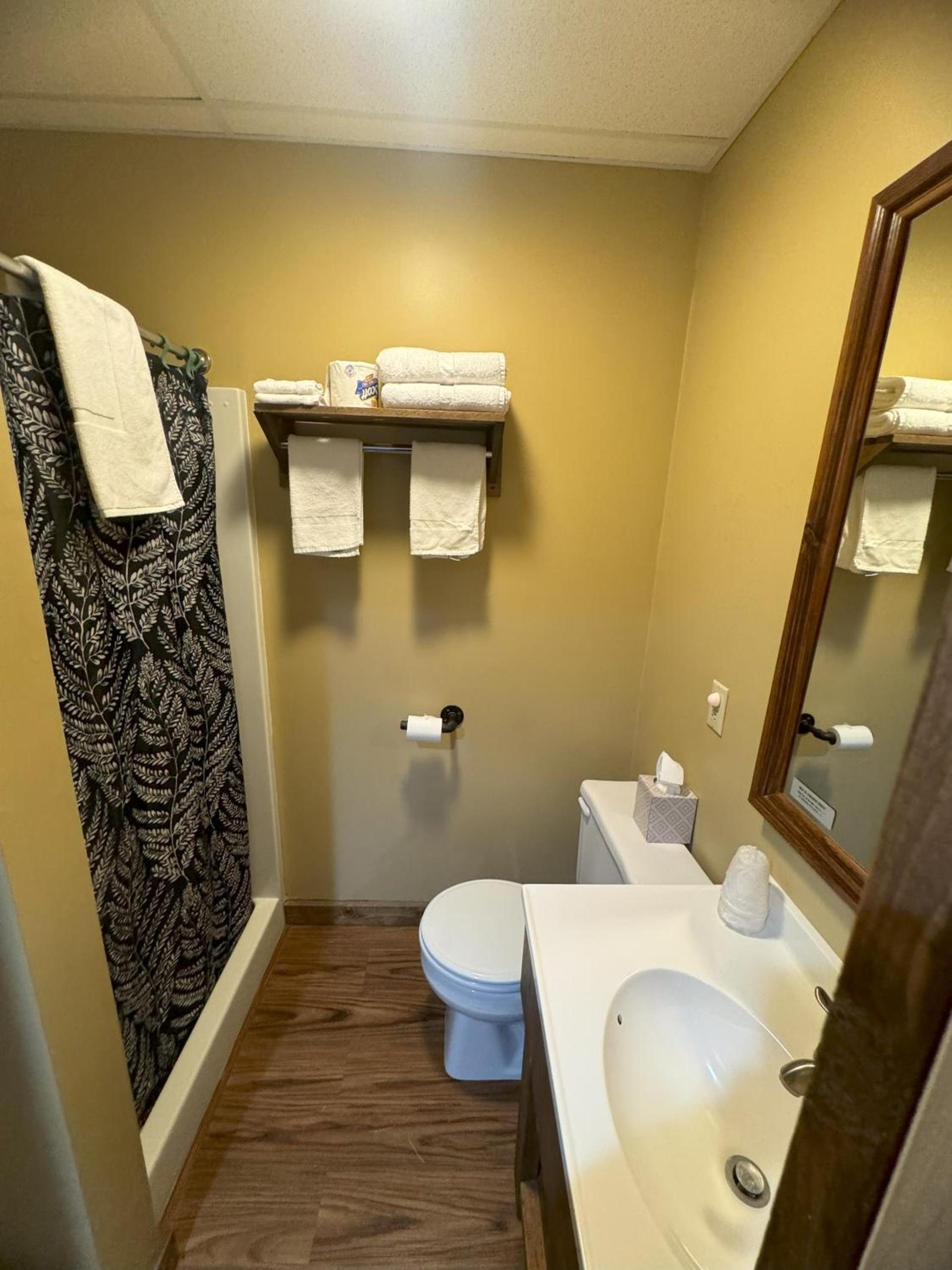 Lake Ontario Motel & Inn photo 37