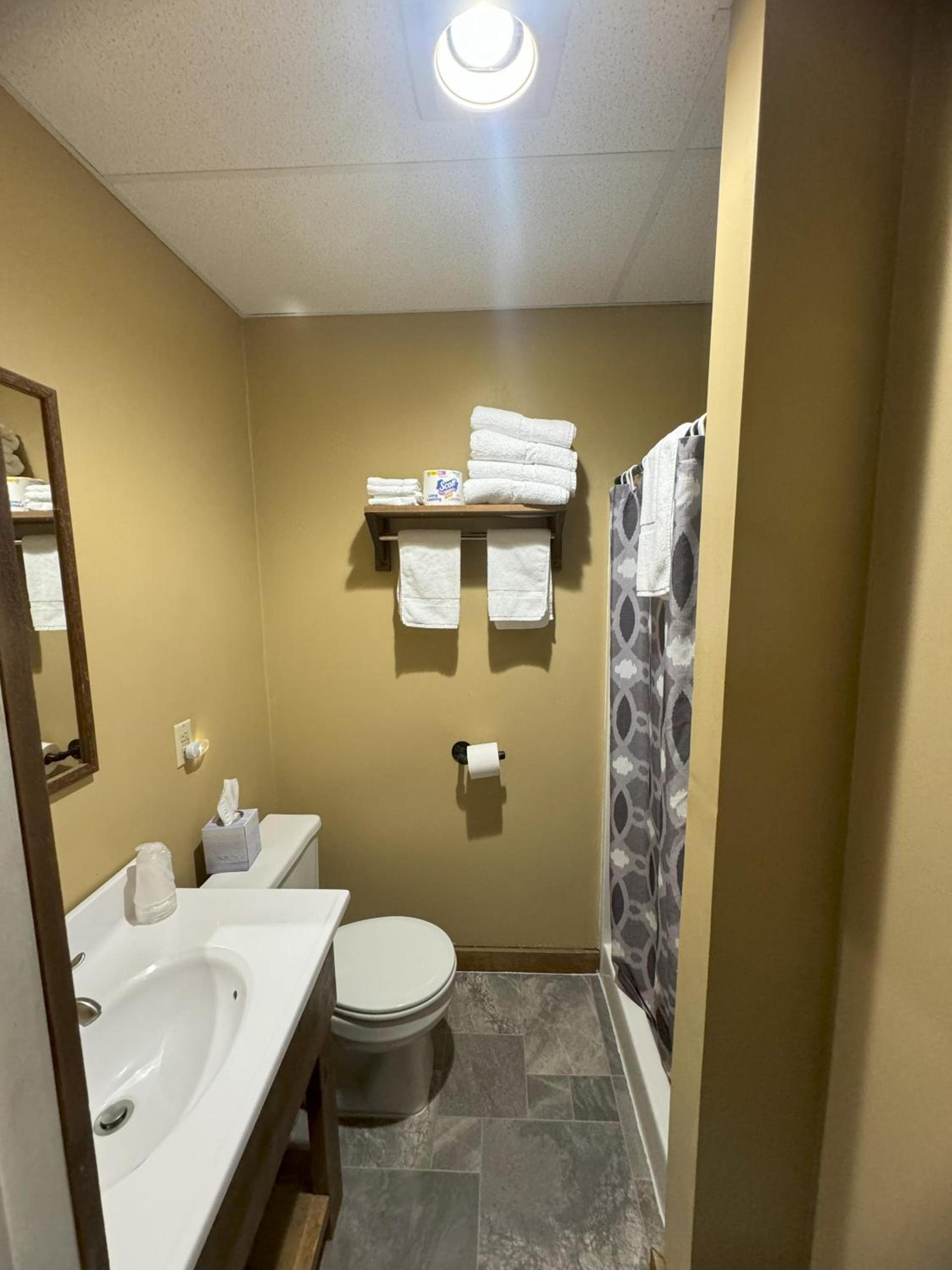 Lake Ontario Motel & Inn photo 38