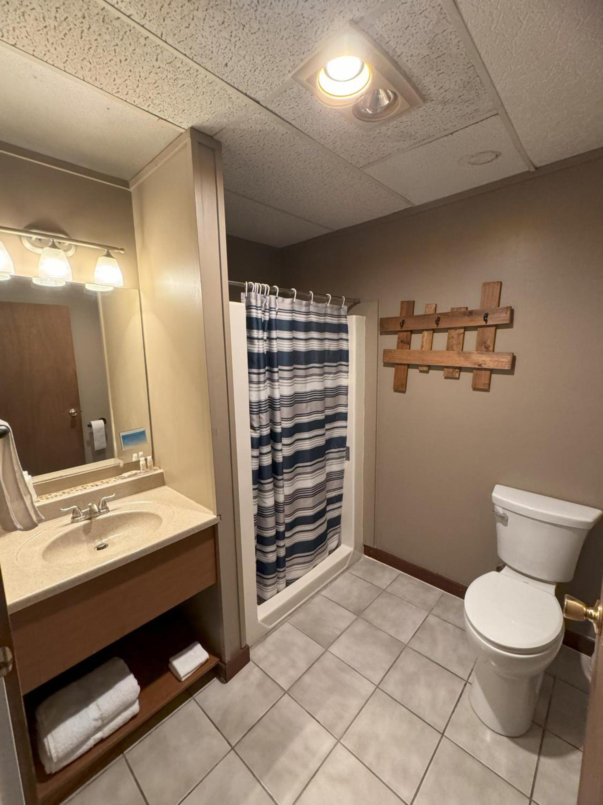Lake Ontario Motel & Inn photo 40