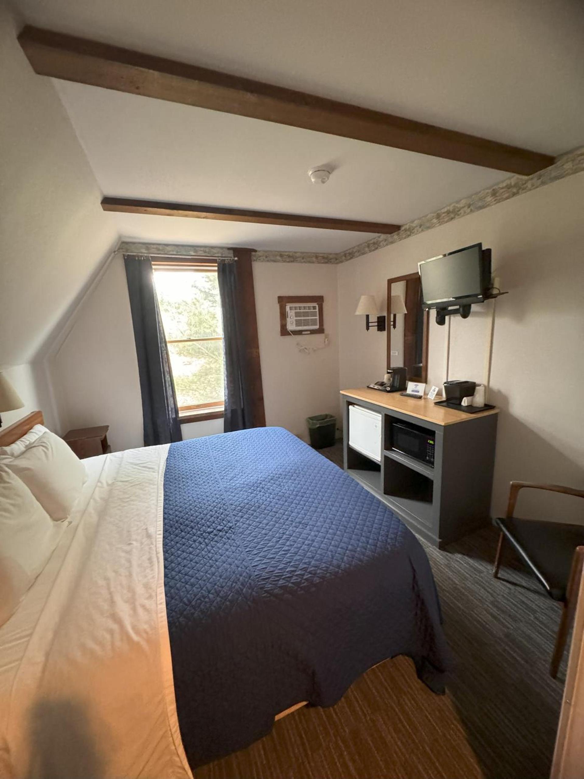 Lake Ontario Motel & Inn photo 41
