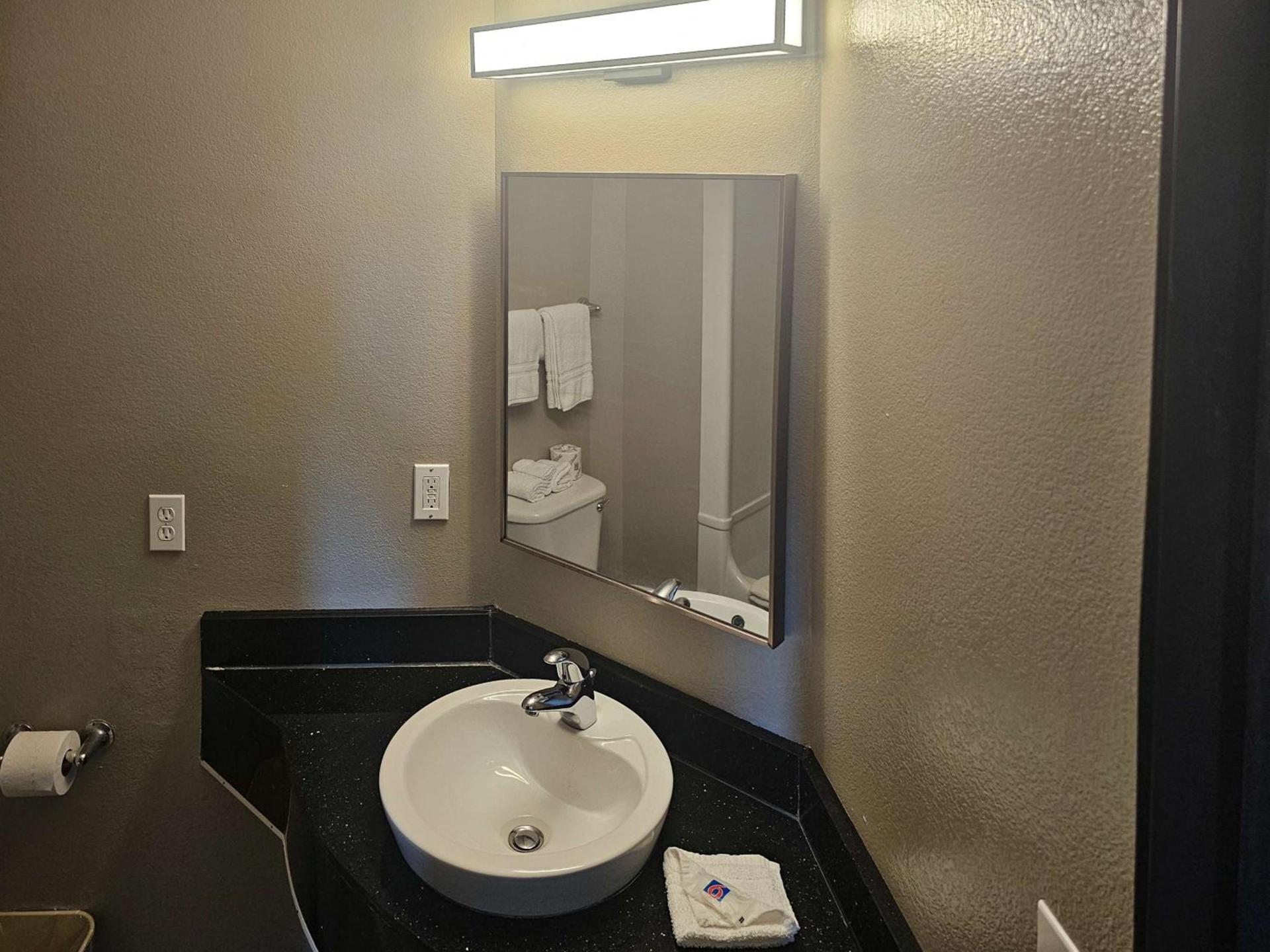 Motel 6 Sinton TX photo 8