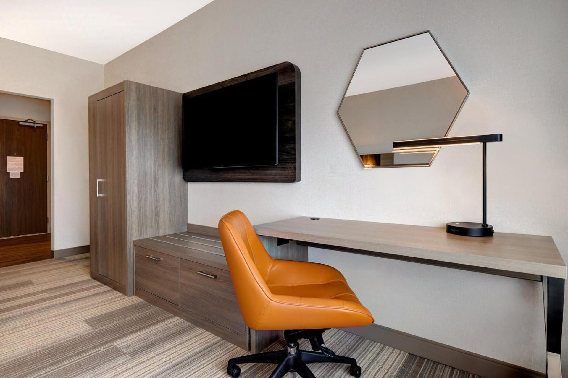 Holiday Inn Express & Suites - Glendale Downtown photo 73