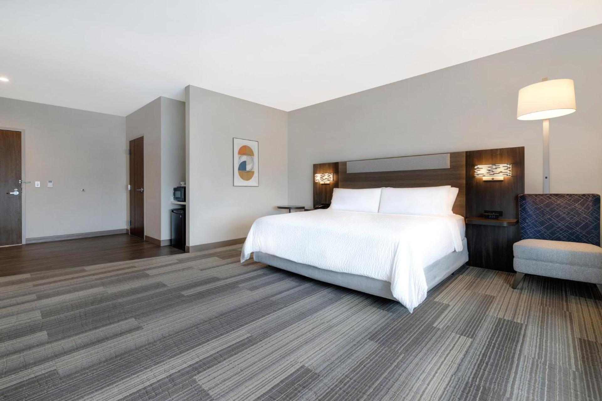 Holiday Inn Express & Suites - Glendale Downtown photo 76