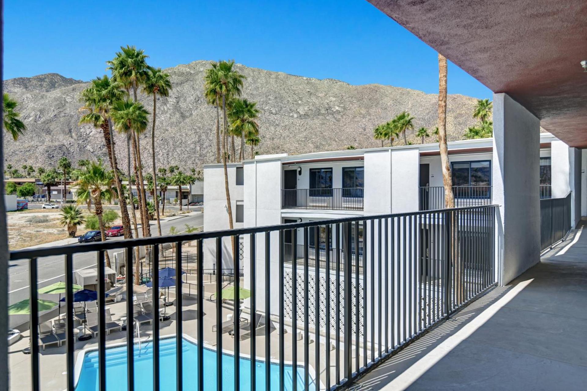 The Dunes Hotel (Palm Springs) — hotel in Palm Springs