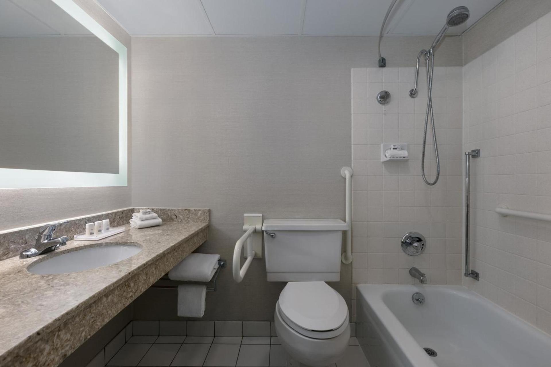 Holiday Inn Des Moines-Airport Conf Center by IHG photo 44
