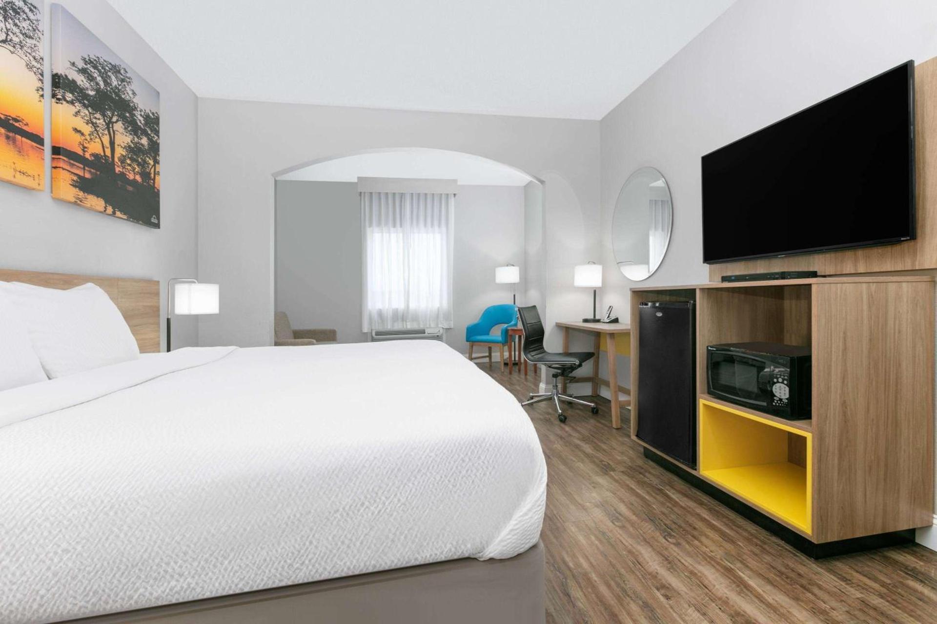 Days Inn & Suites by Wyndham Cabot photo 55