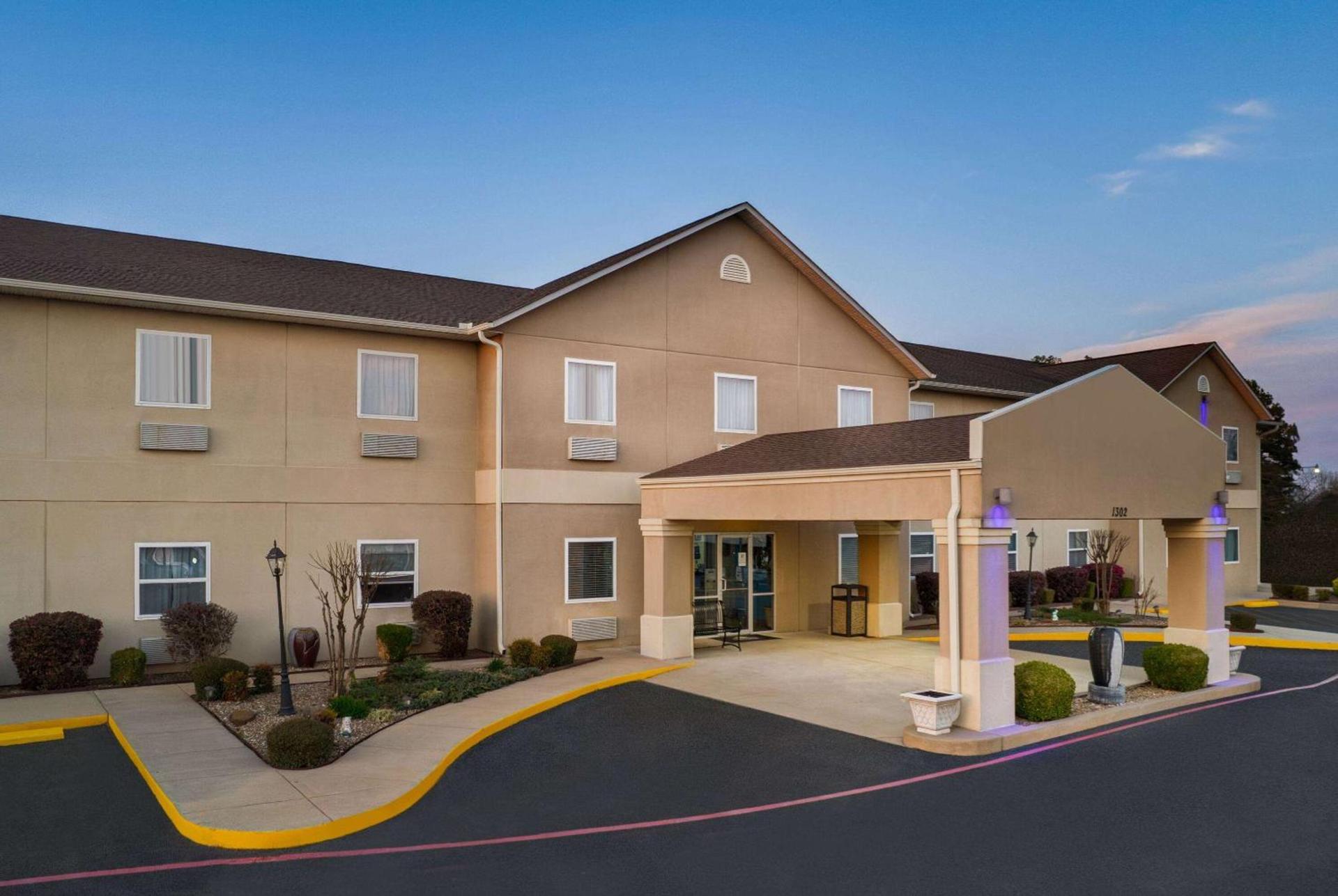 Days Inn & Suites by Wyndham Cabot photo 2