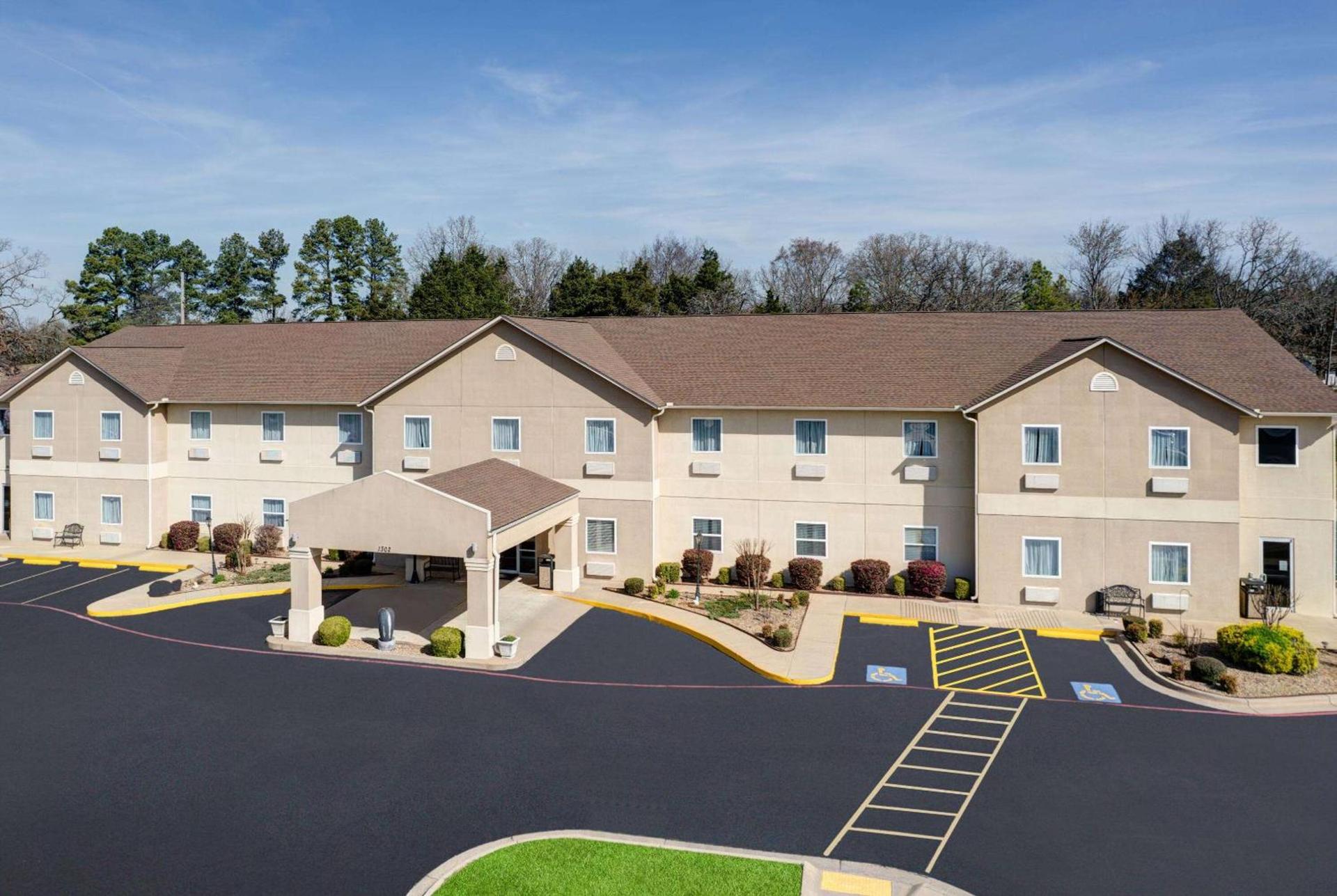 Days Inn & Suites by Wyndham Cabot — hotel in Cabot