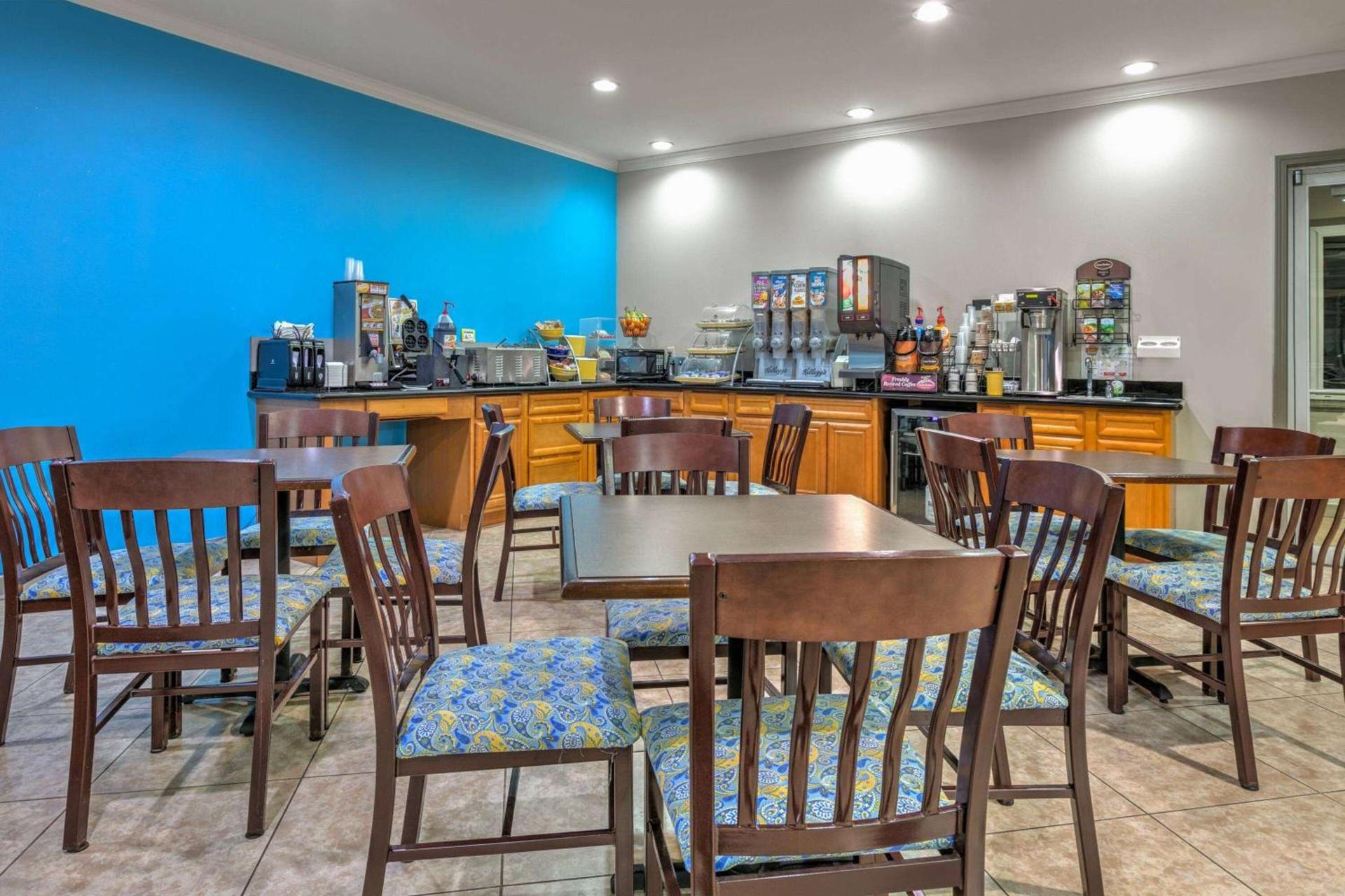 Days Inn & Suites by Wyndham Cabot photo 10