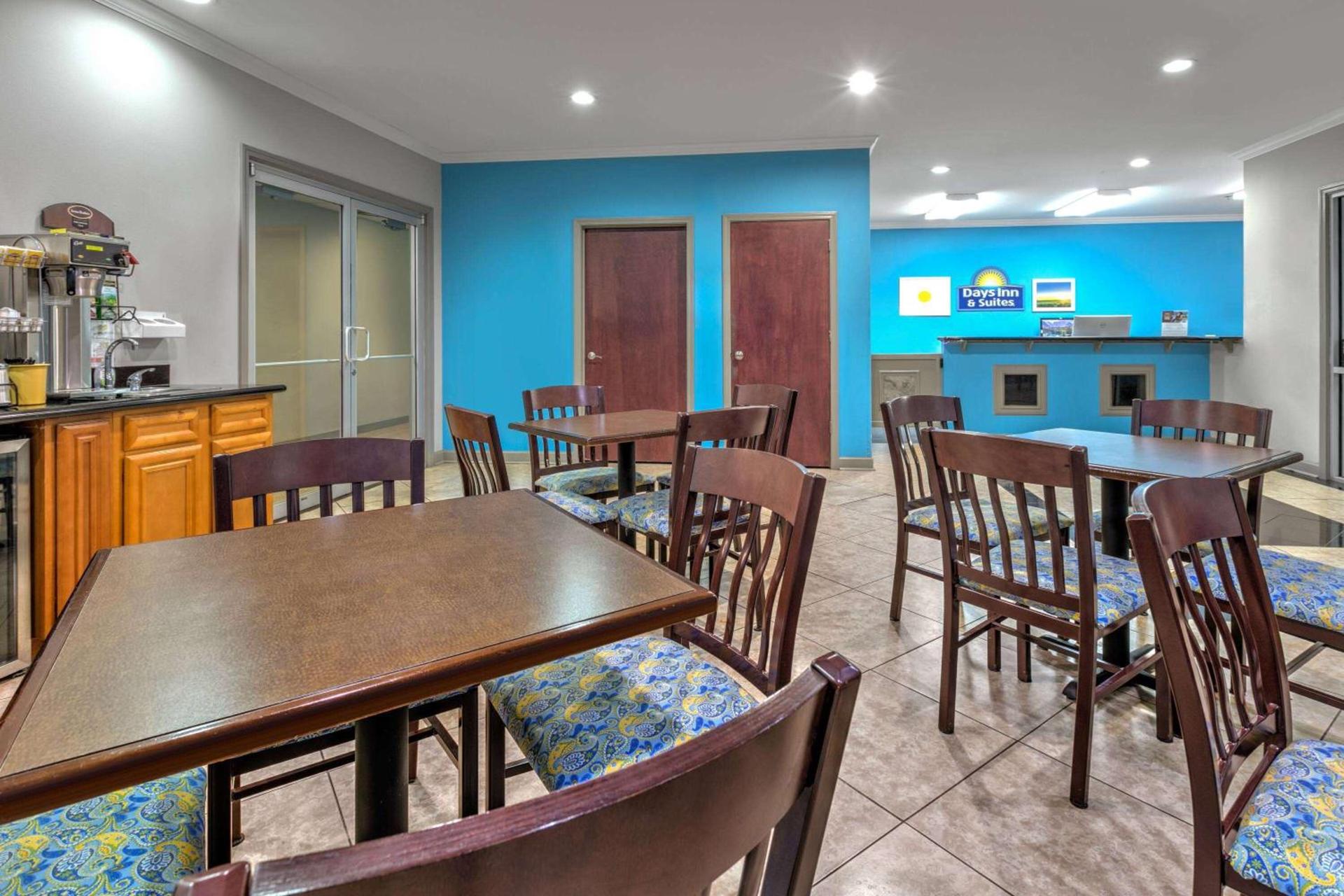 Days Inn & Suites by Wyndham Cabot photo 9
