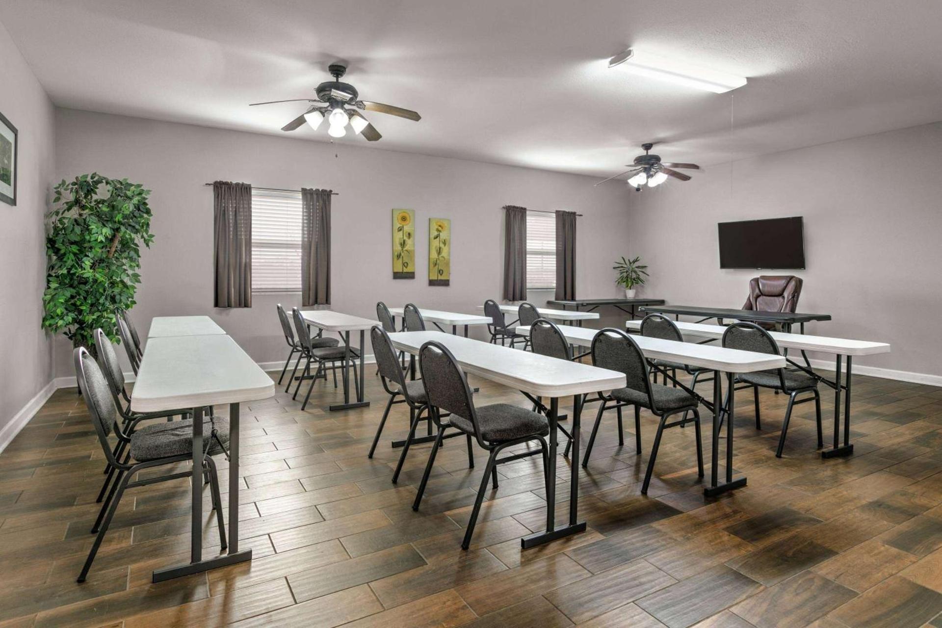 Days Inn & Suites by Wyndham Cabot photo 15