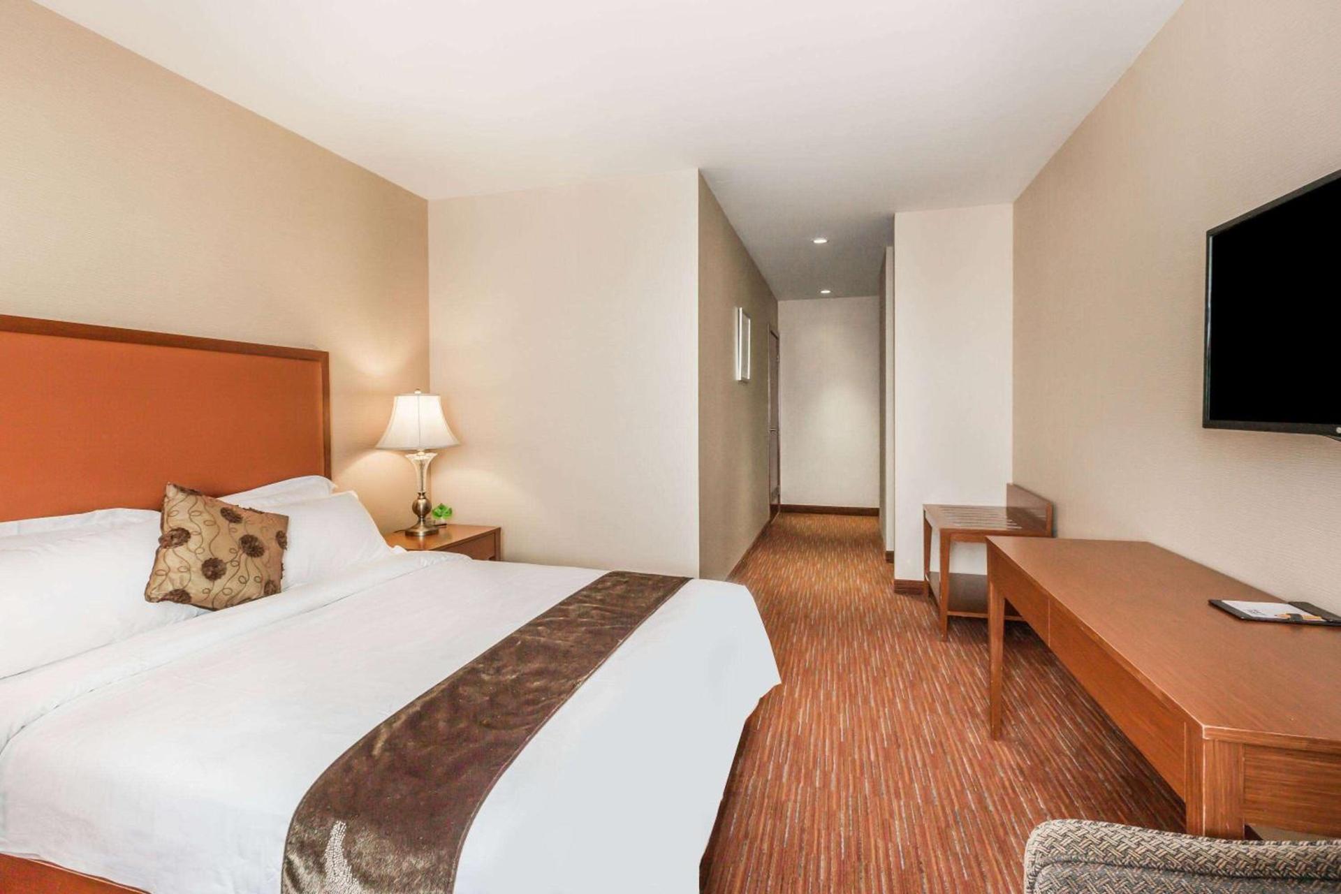 Ramada by Wyndham Flushing Queens photo 8