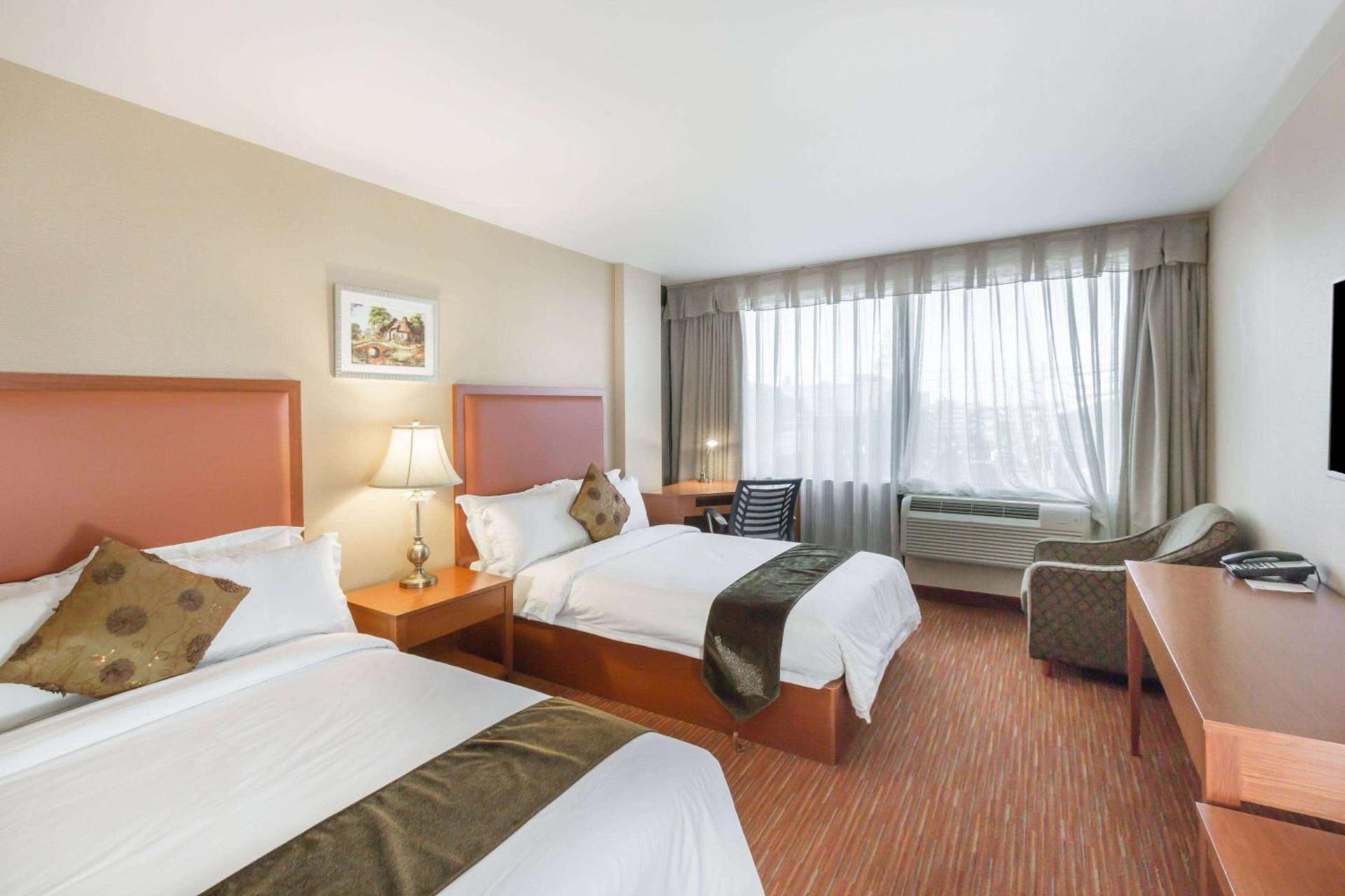 Ramada by Wyndham Flushing Queens photo 11