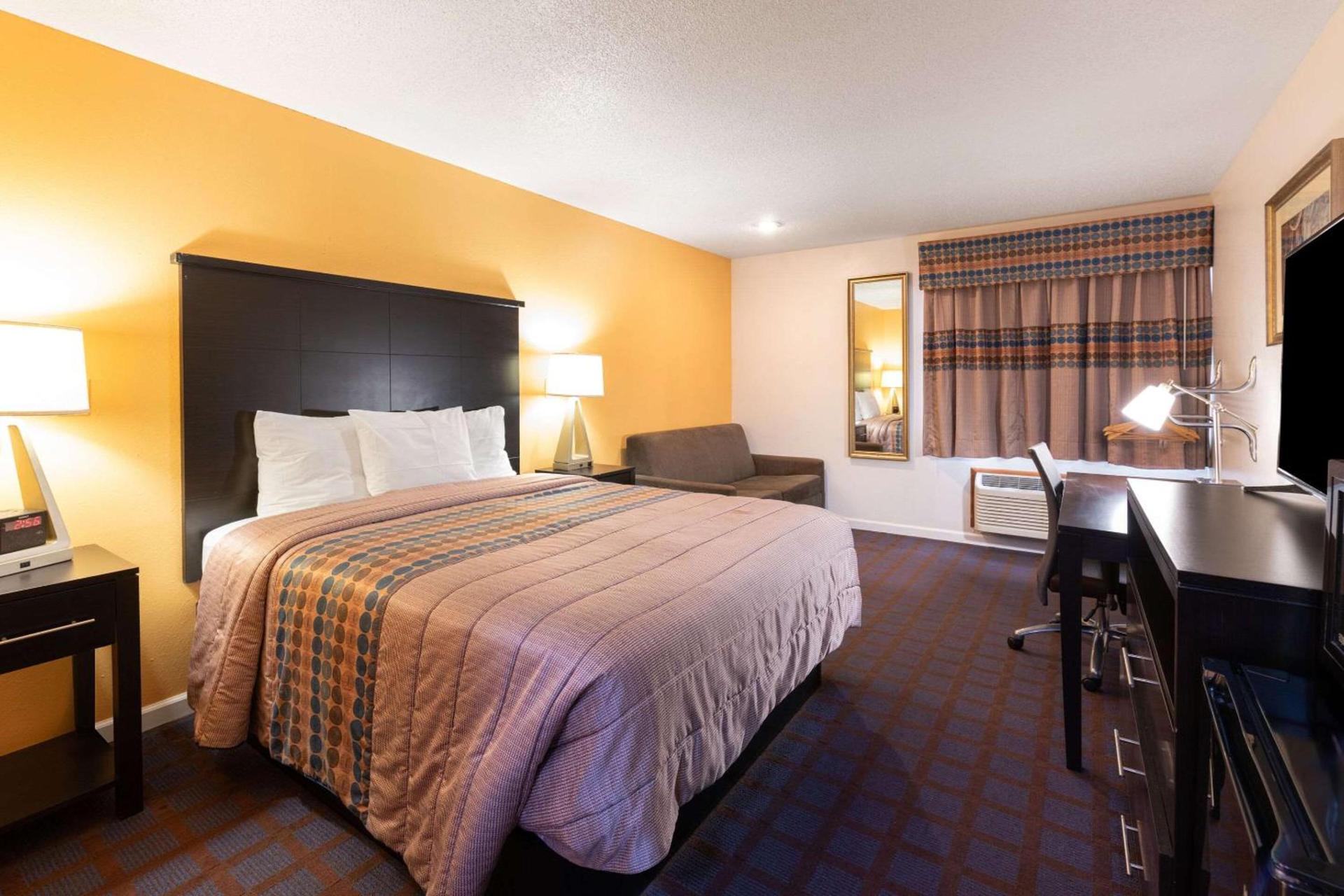 Rodeway Inn Red Oak photo 12