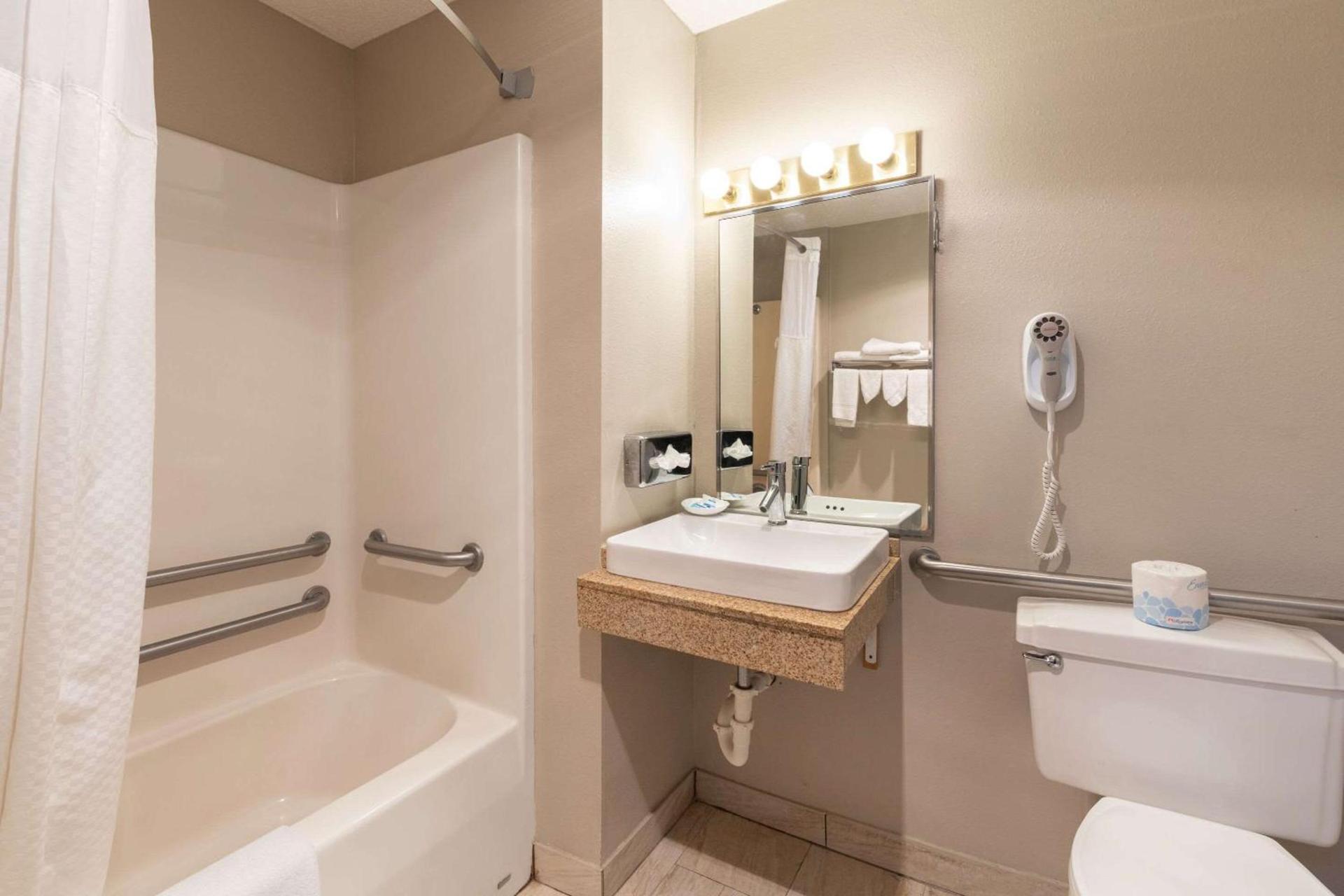 Rodeway Inn Red Oak photo 15
