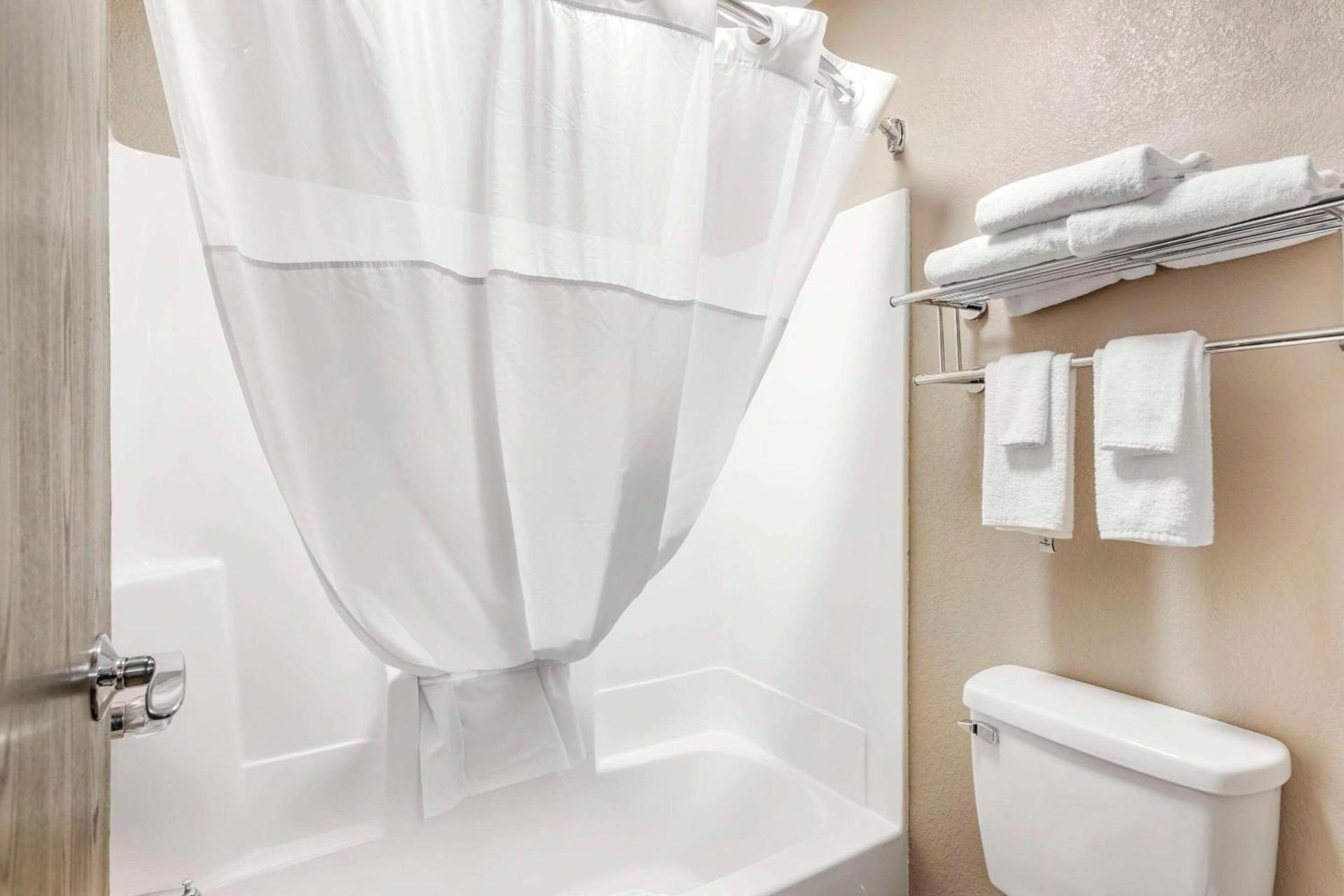Quality Inn & Suites Delaware South photo 59