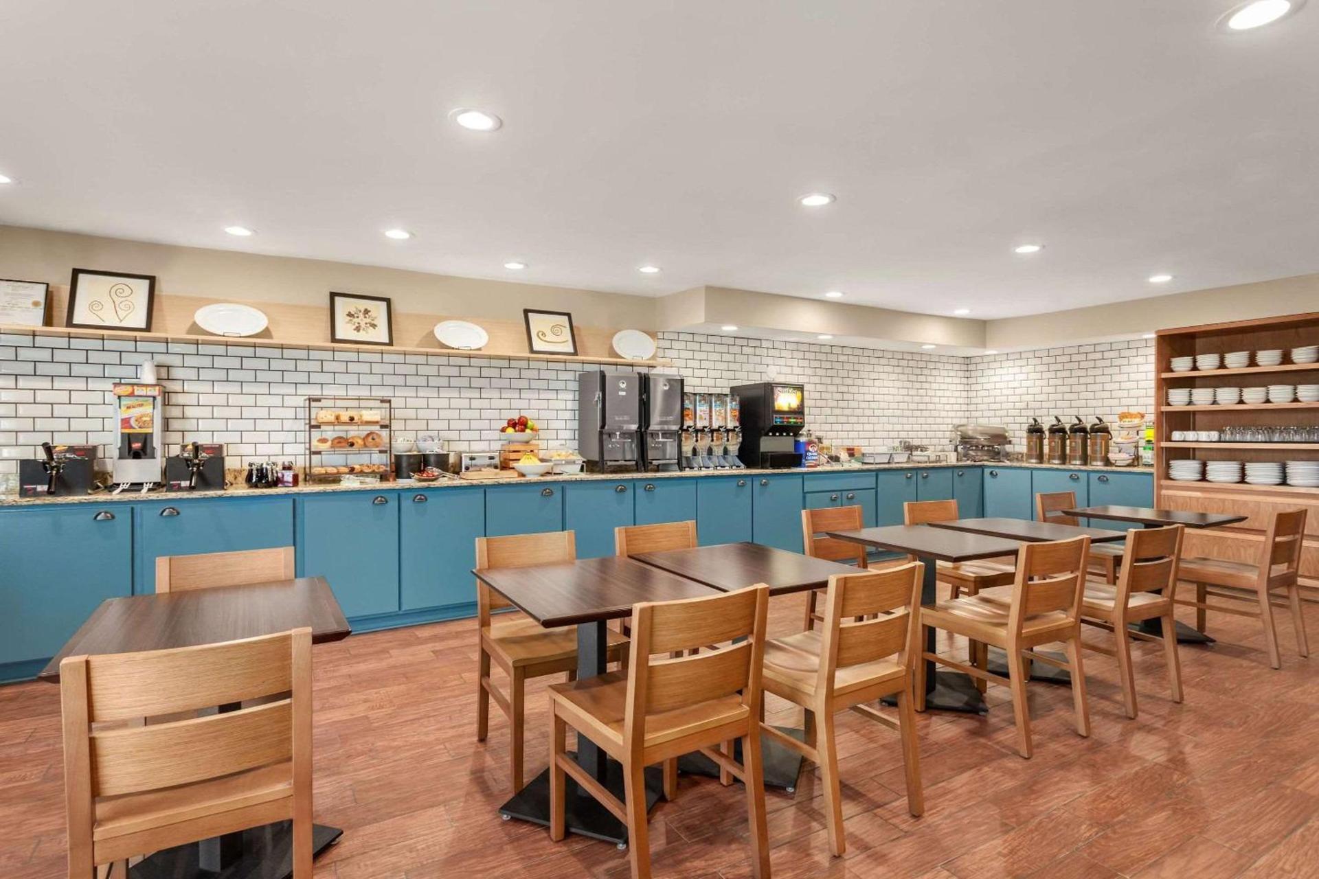 Country Inn & Suites by Radisson, Ames, IA photo 13