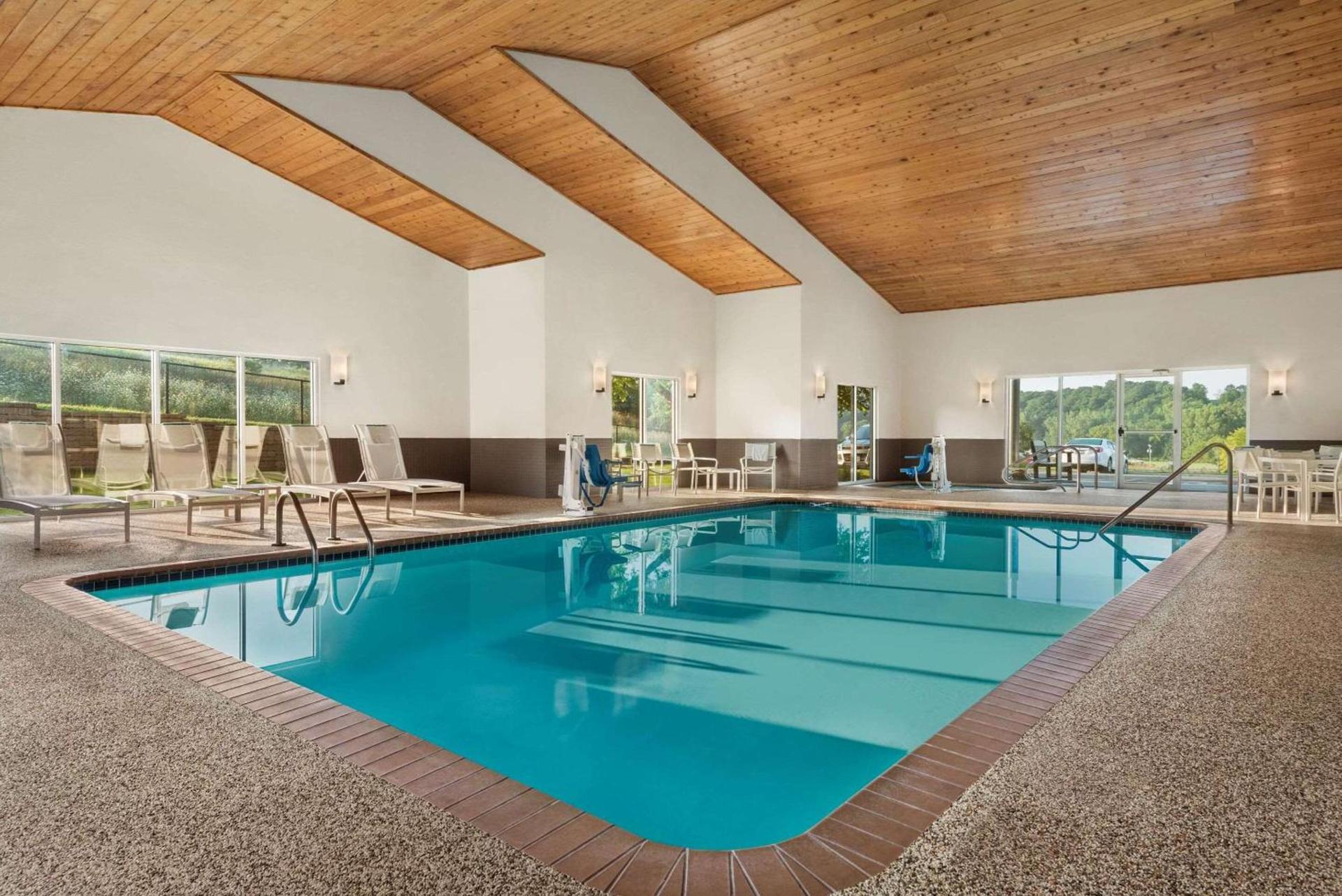 Country Inn & Suites by Radisson, Decorah, IA photo 13
