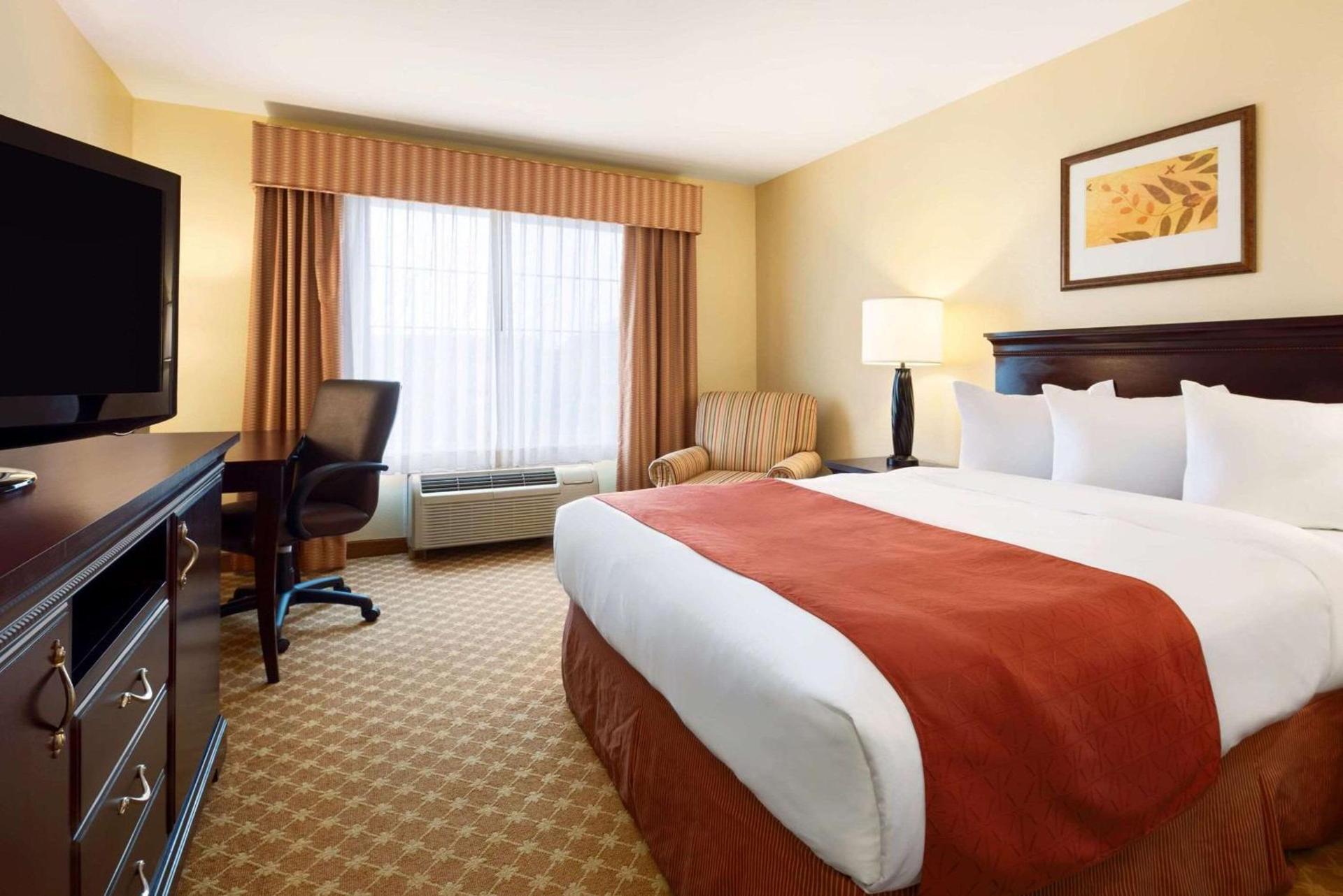 Country Inn & Suites by Radisson, Clinton, IA photo 5