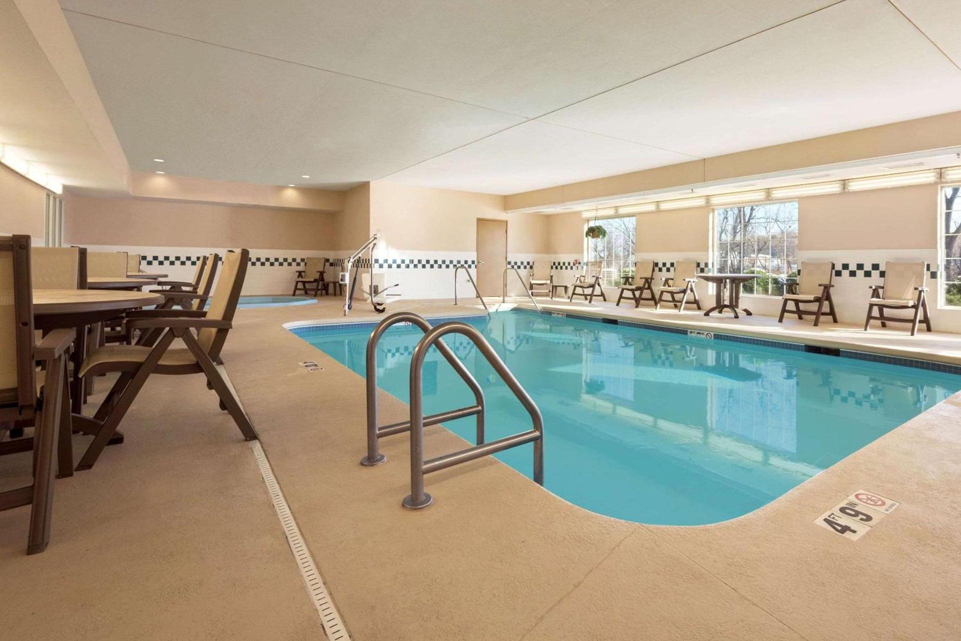 Country Inn & Suites by Radisson, Clinton, IA photo 9