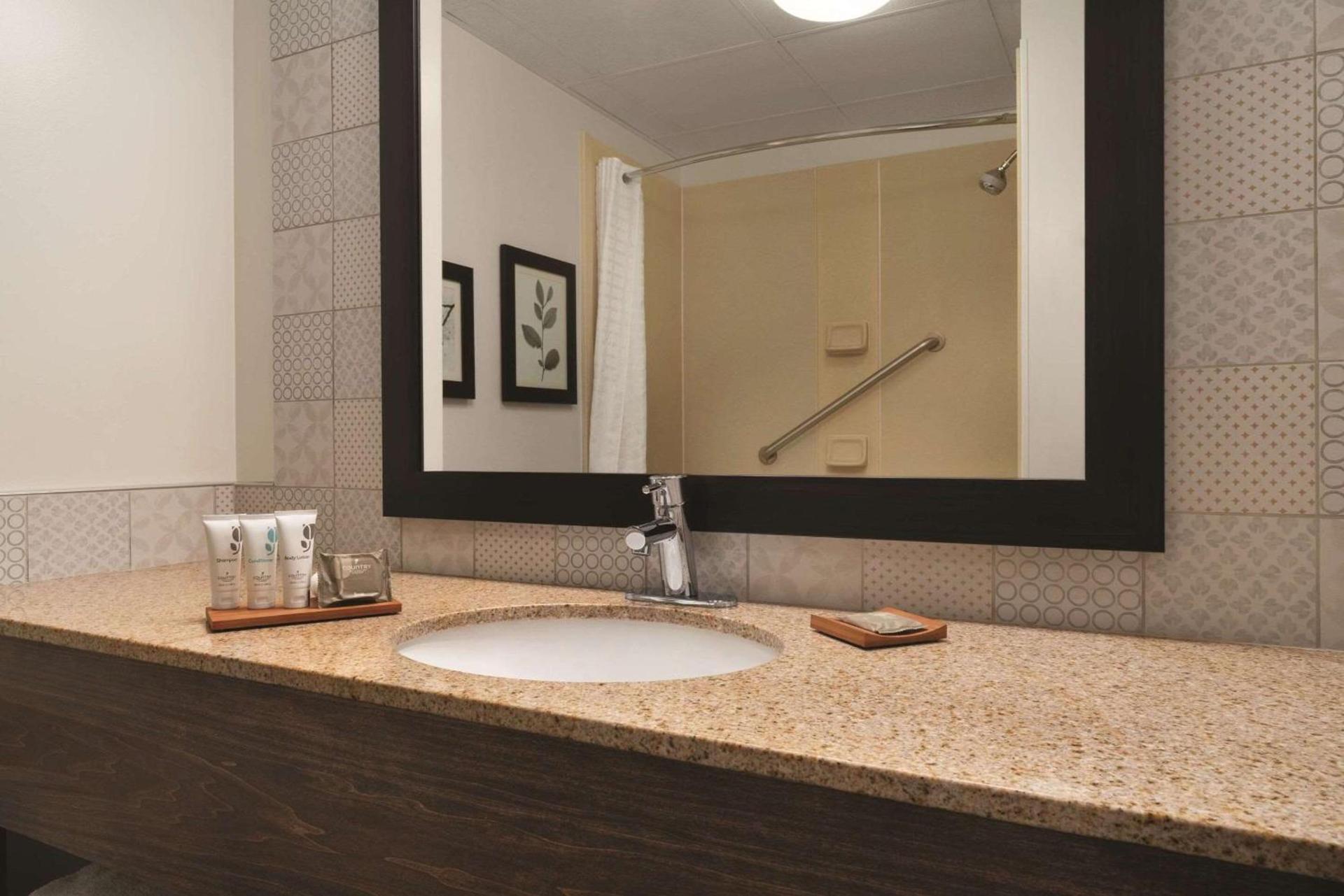Country Inn & Suites by Radisson, Grand Rapids East, MI photo 13