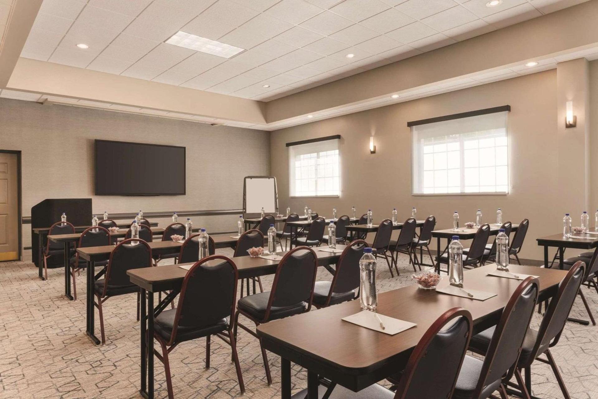 Country Inn & Suites by Radisson, Grand Rapids East, MI photo 28