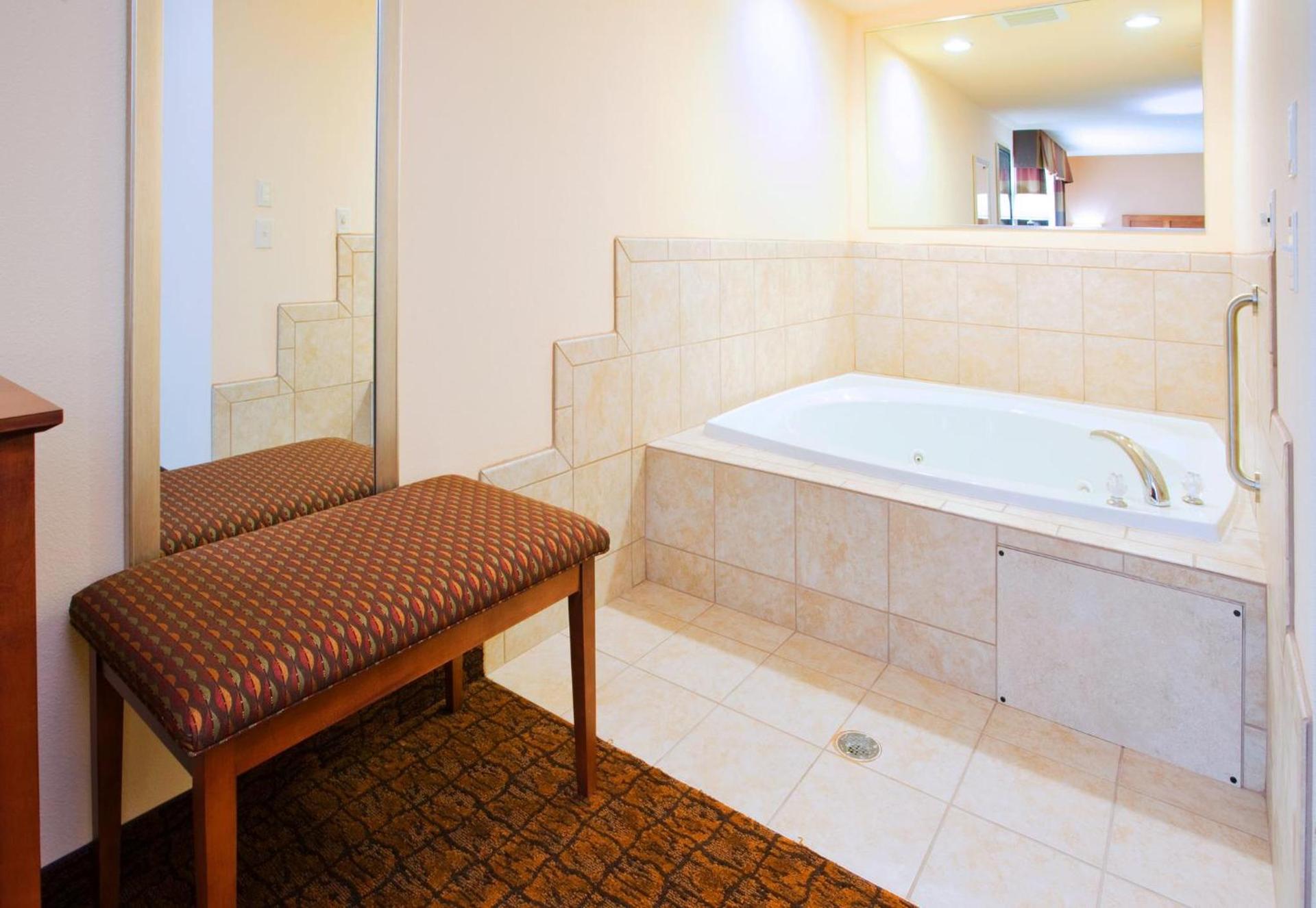 Holiday Inn Express Hotel & Suites Mount Airy by IHG photo 31