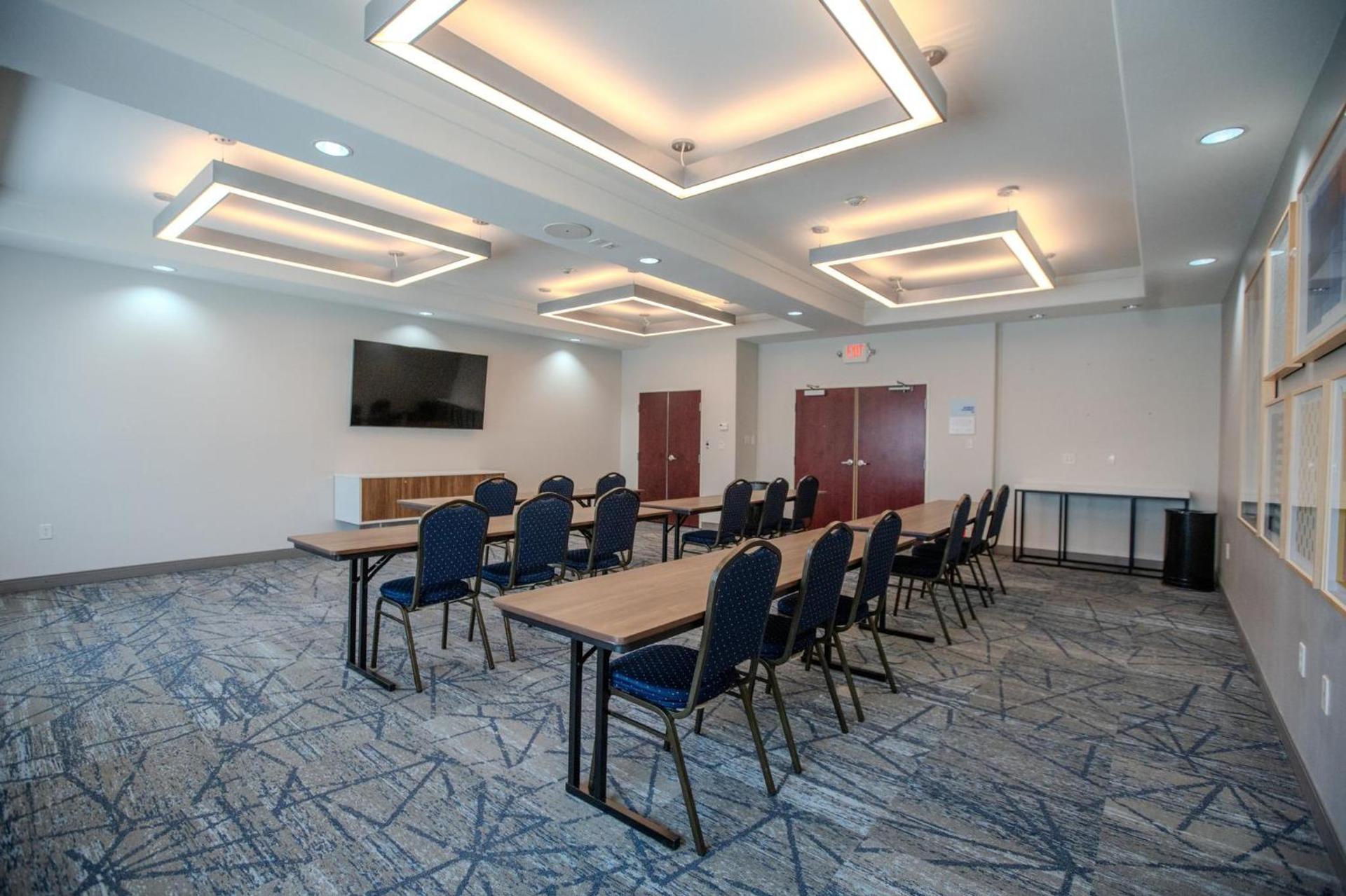 Holiday Inn Express & Suites Cleveland by IHG photo 68