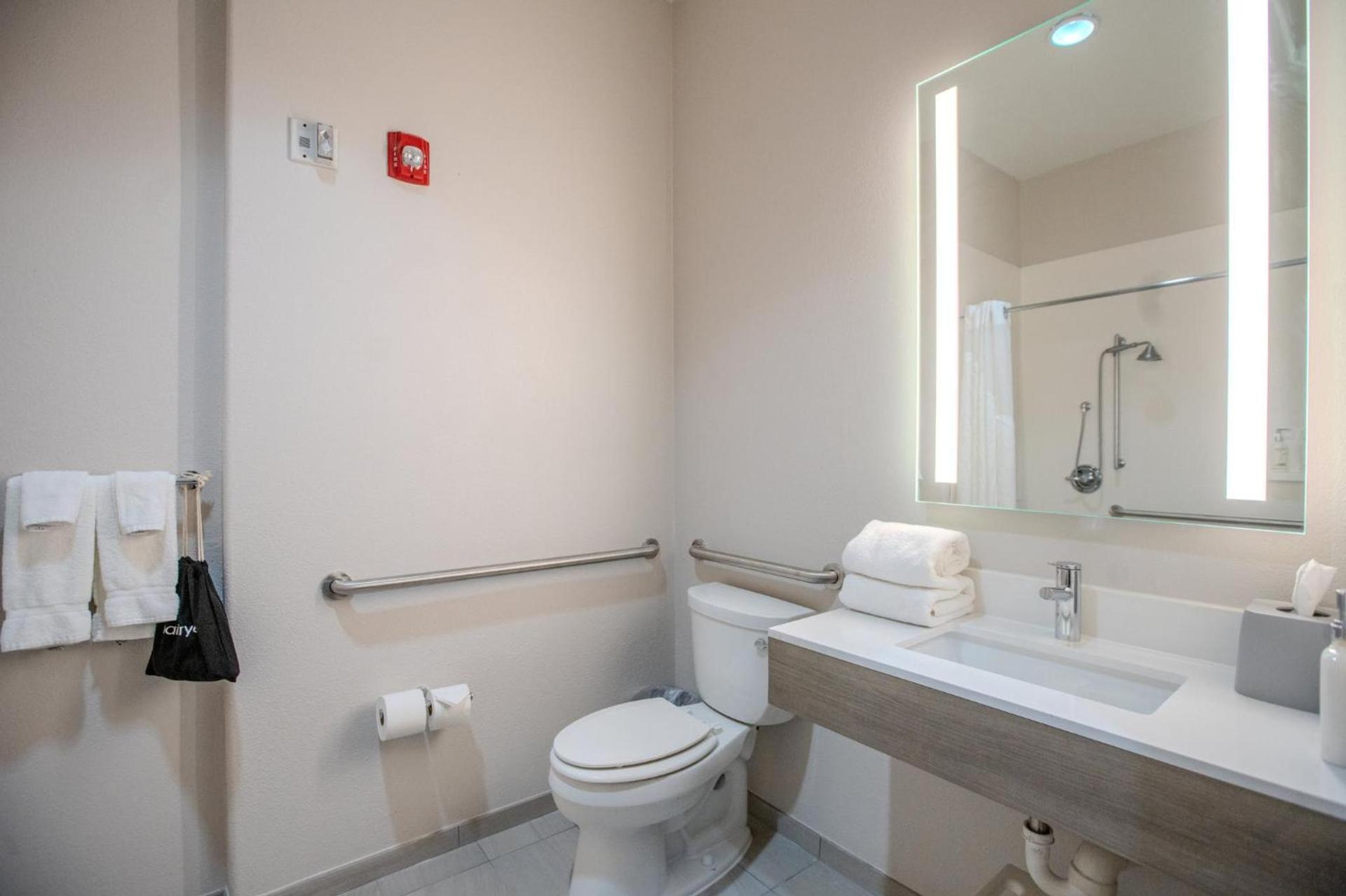 Holiday Inn Express & Suites Cleveland by IHG photo 39