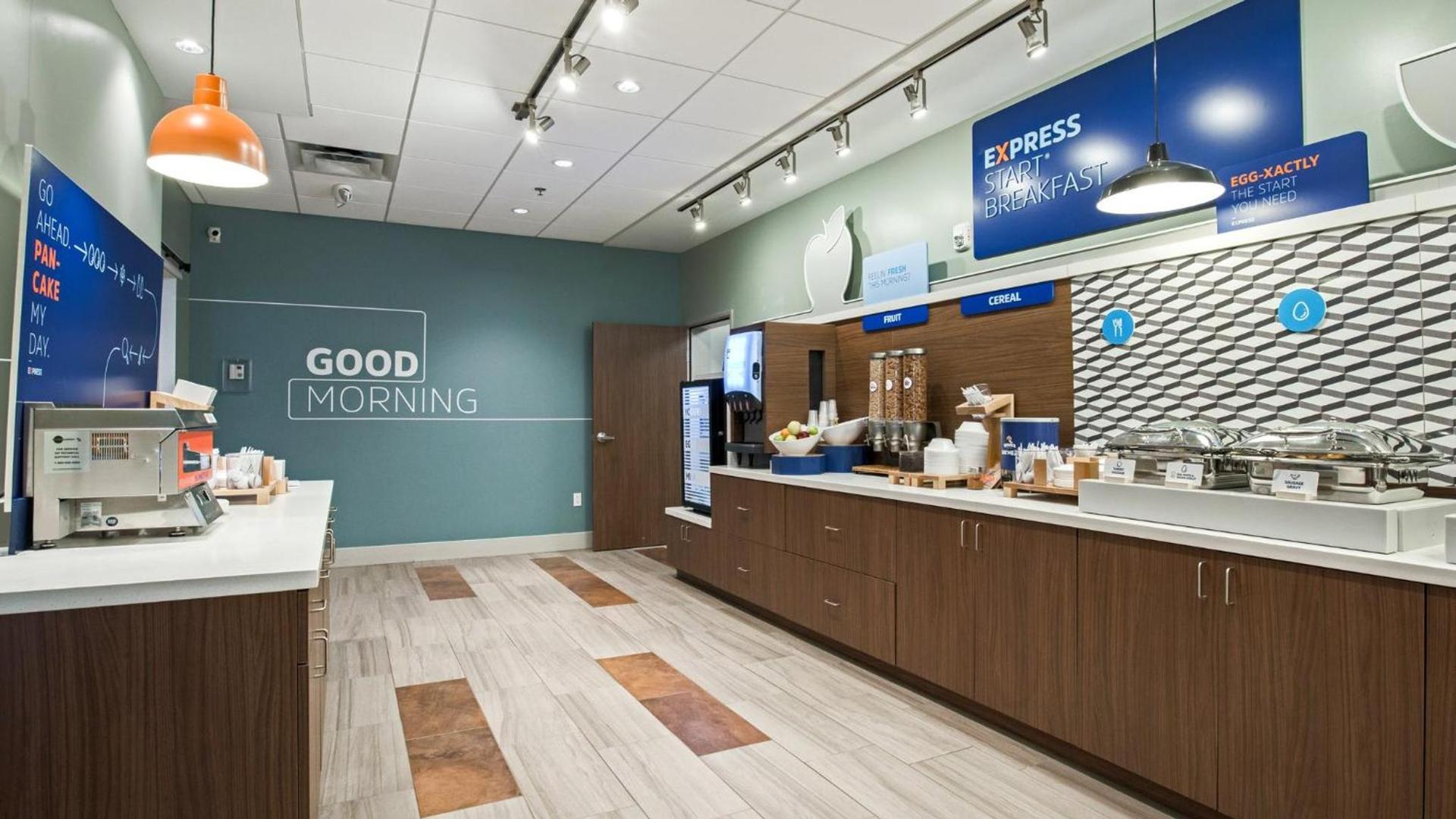 Holiday Inn Express & Suites Racine by IHG photo 8