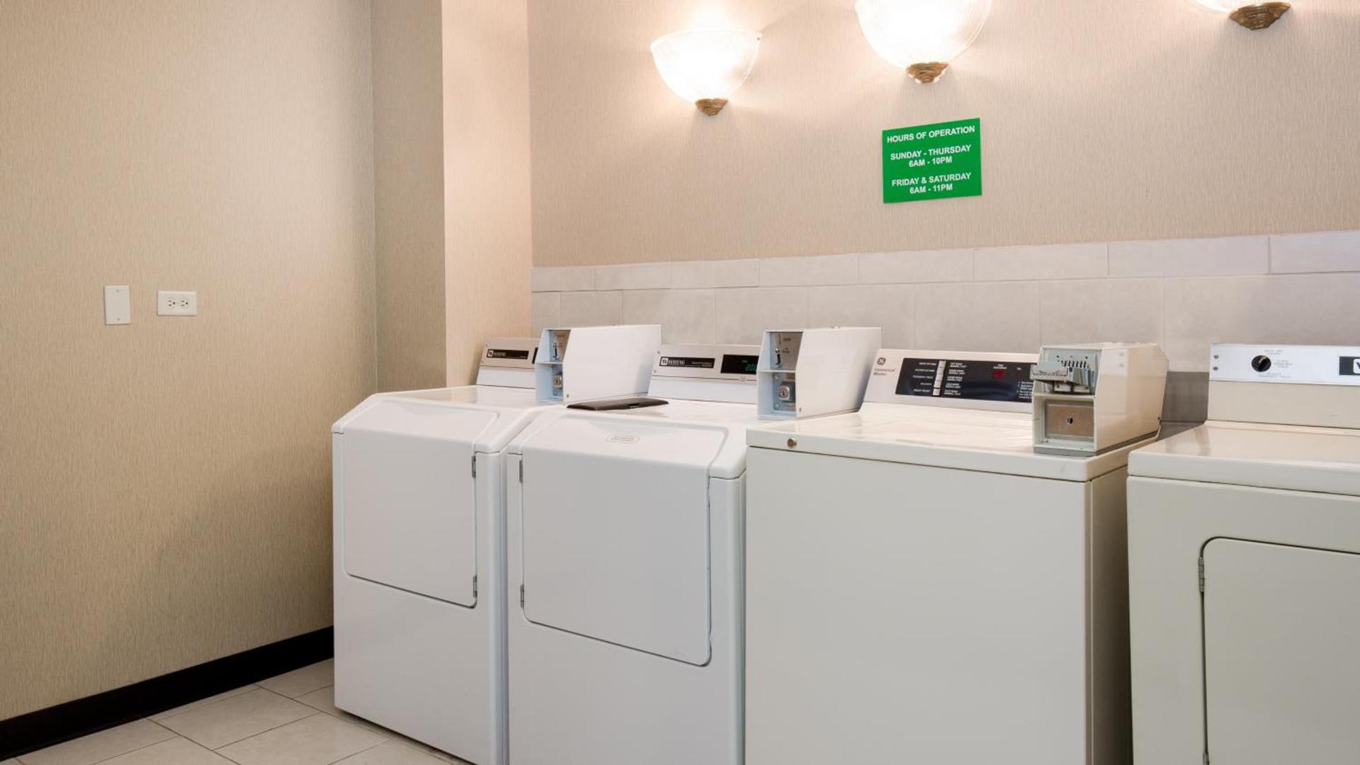 Holiday Inn Chicago Nw Crystal Lk Conv Ctr by IHG photo 2