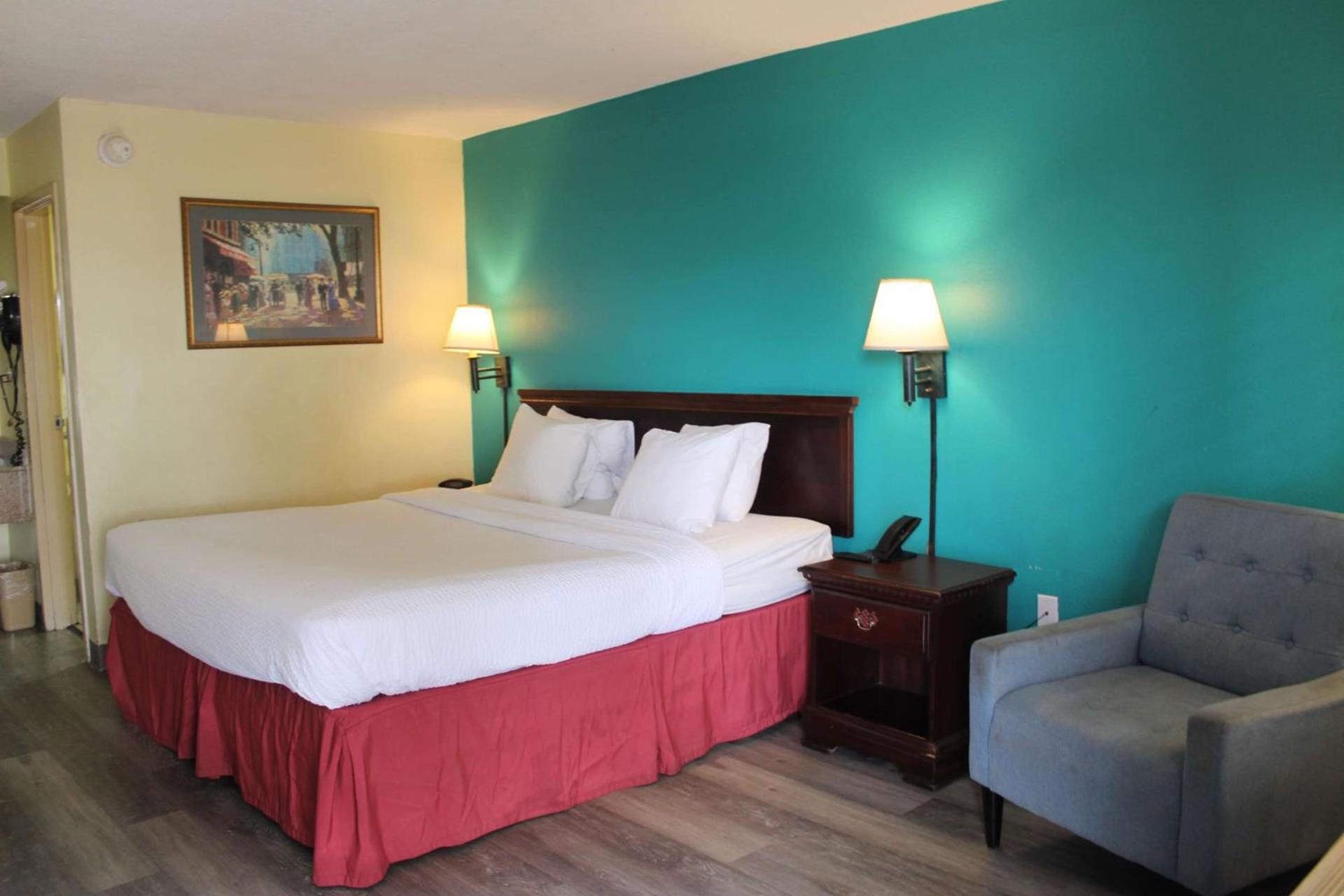 Days Inn by Wyndham Marianna photo 16