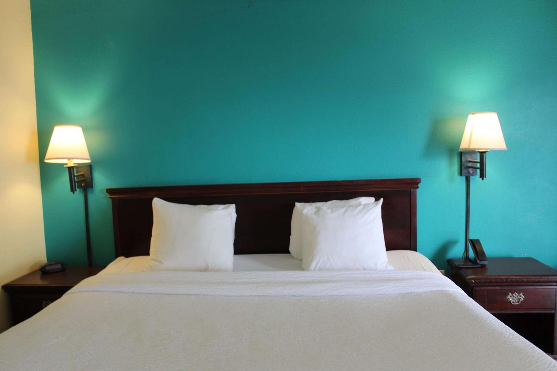 Days Inn by Wyndham Marianna photo 17