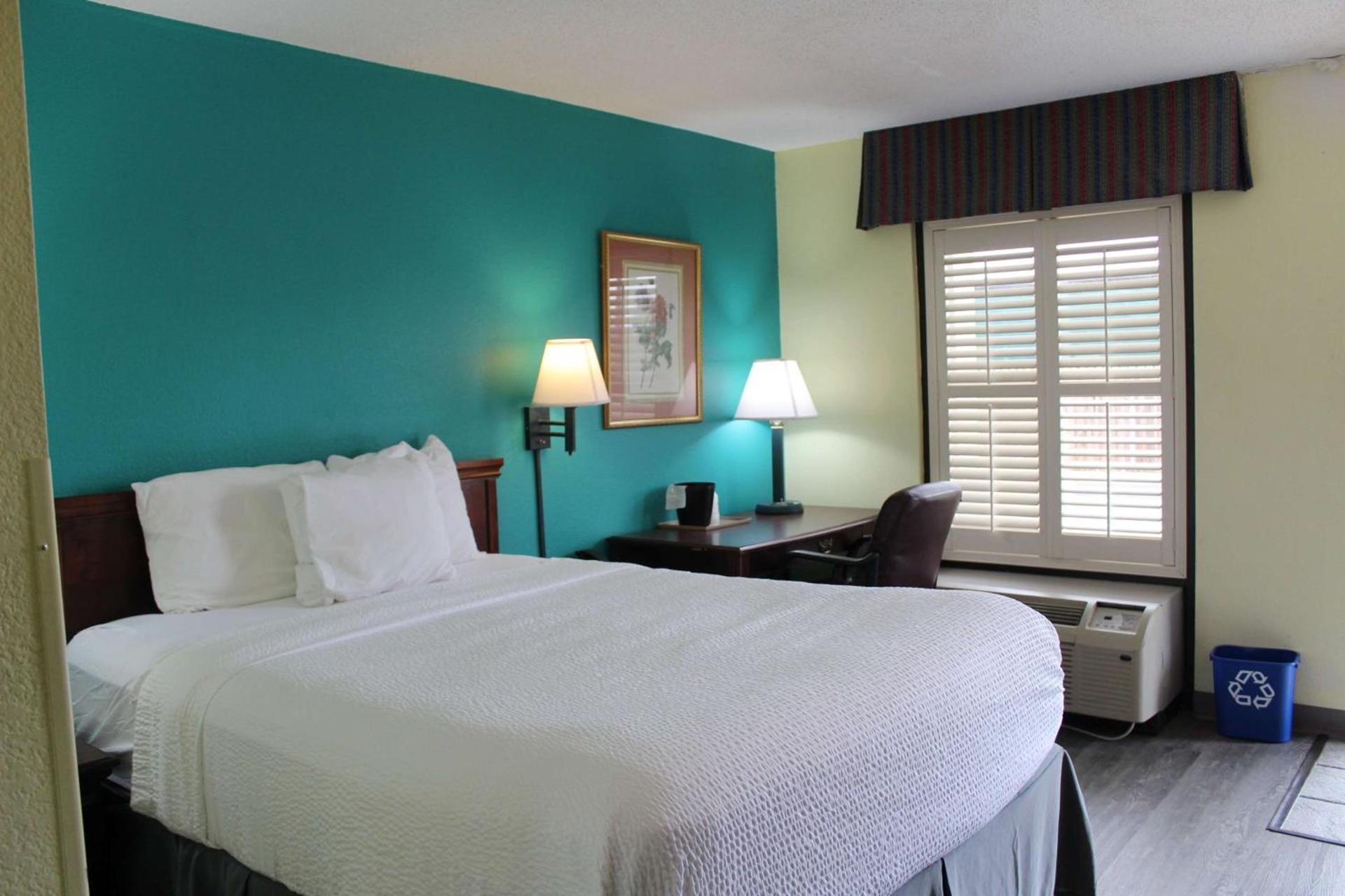 Days Inn by Wyndham Marianna photo 18