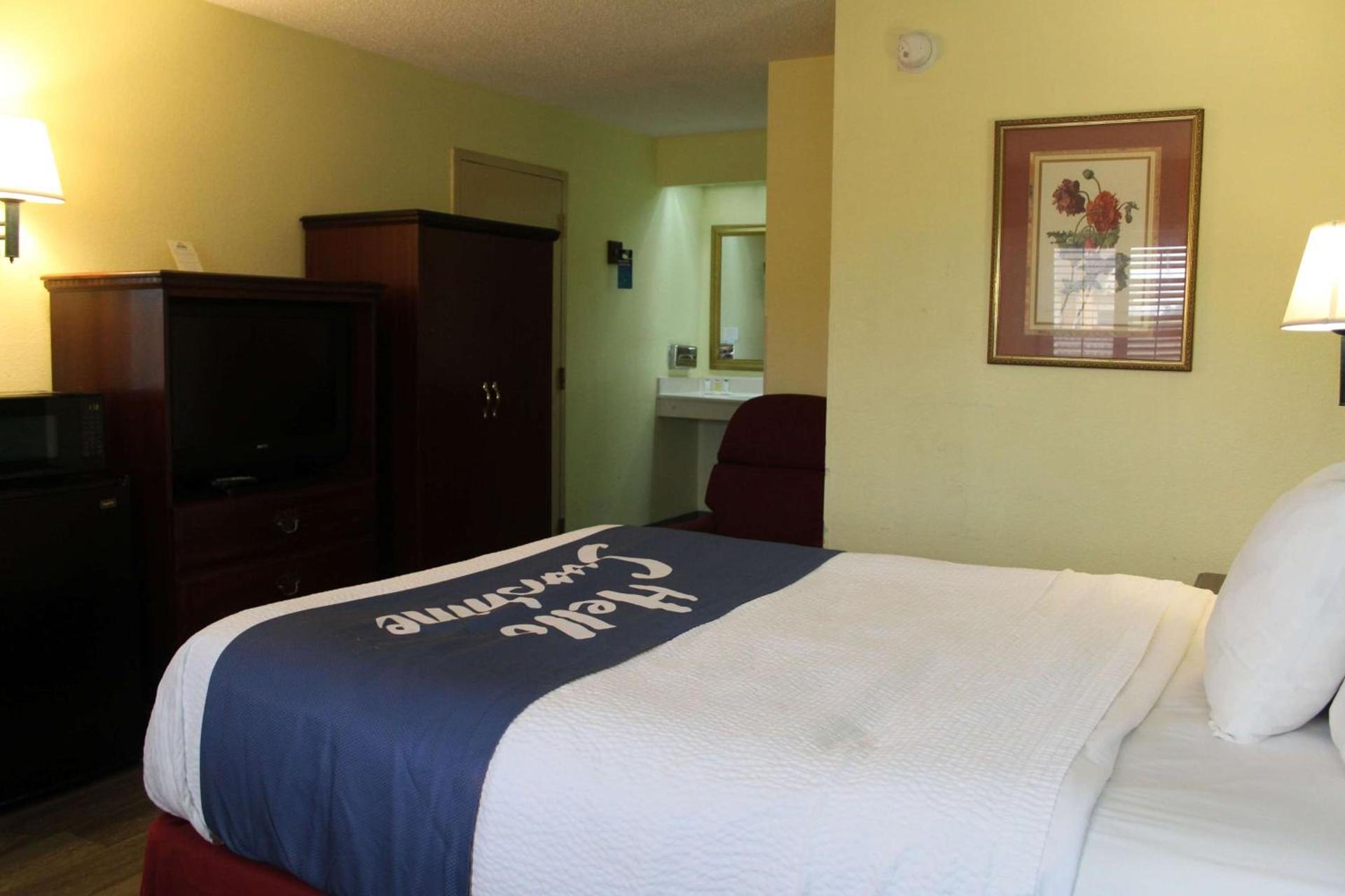Days Inn by Wyndham Marianna photo 24