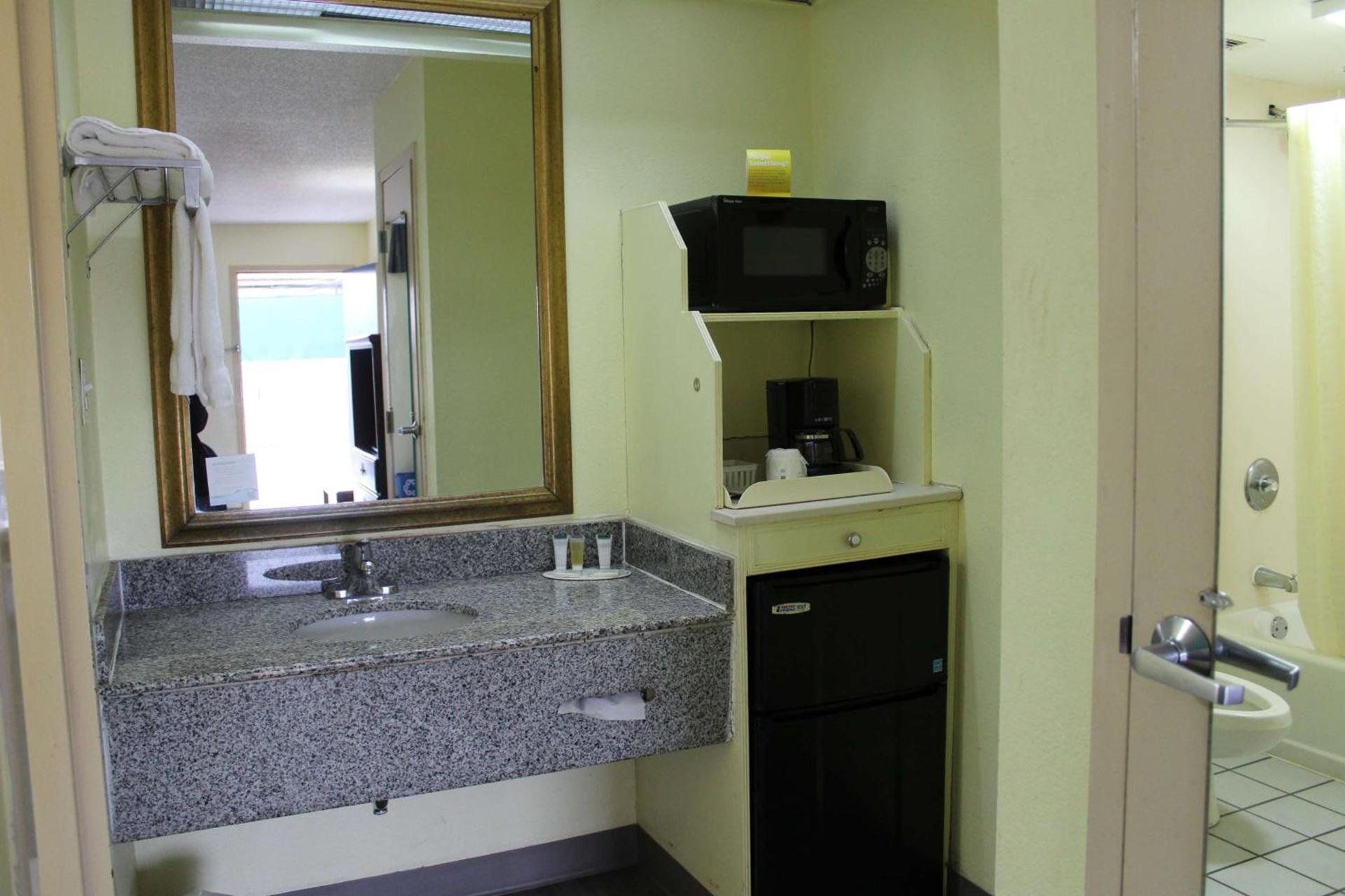 Days Inn by Wyndham Marianna photo 25