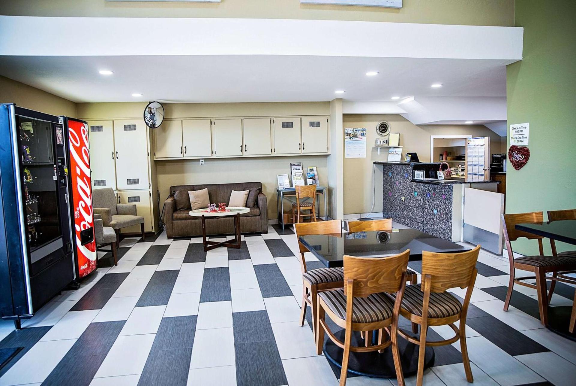 Super 8 by Wyndham Holbrook photo 20