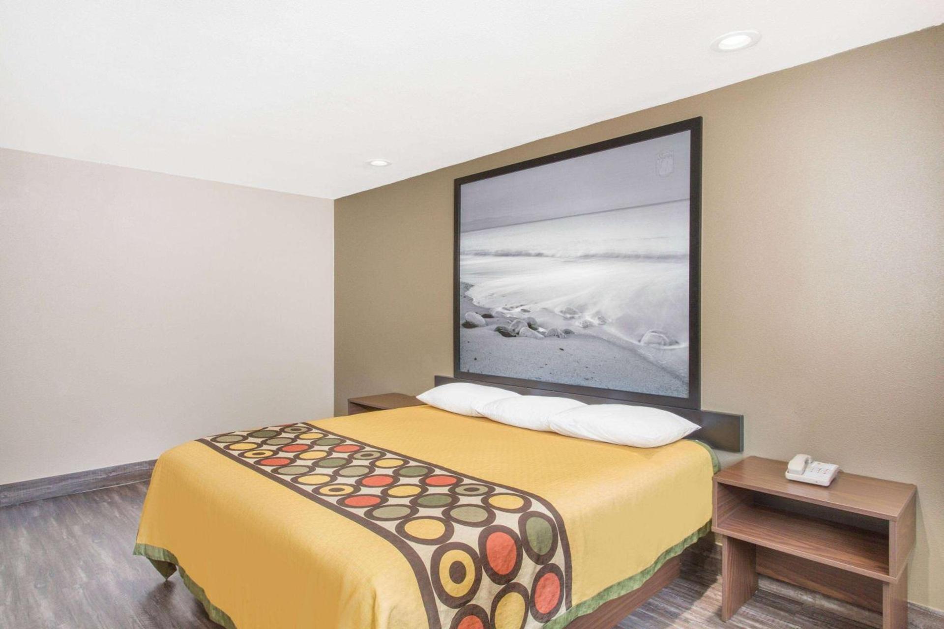 Super 8 by Wyndham National City Chula Vista photo 10