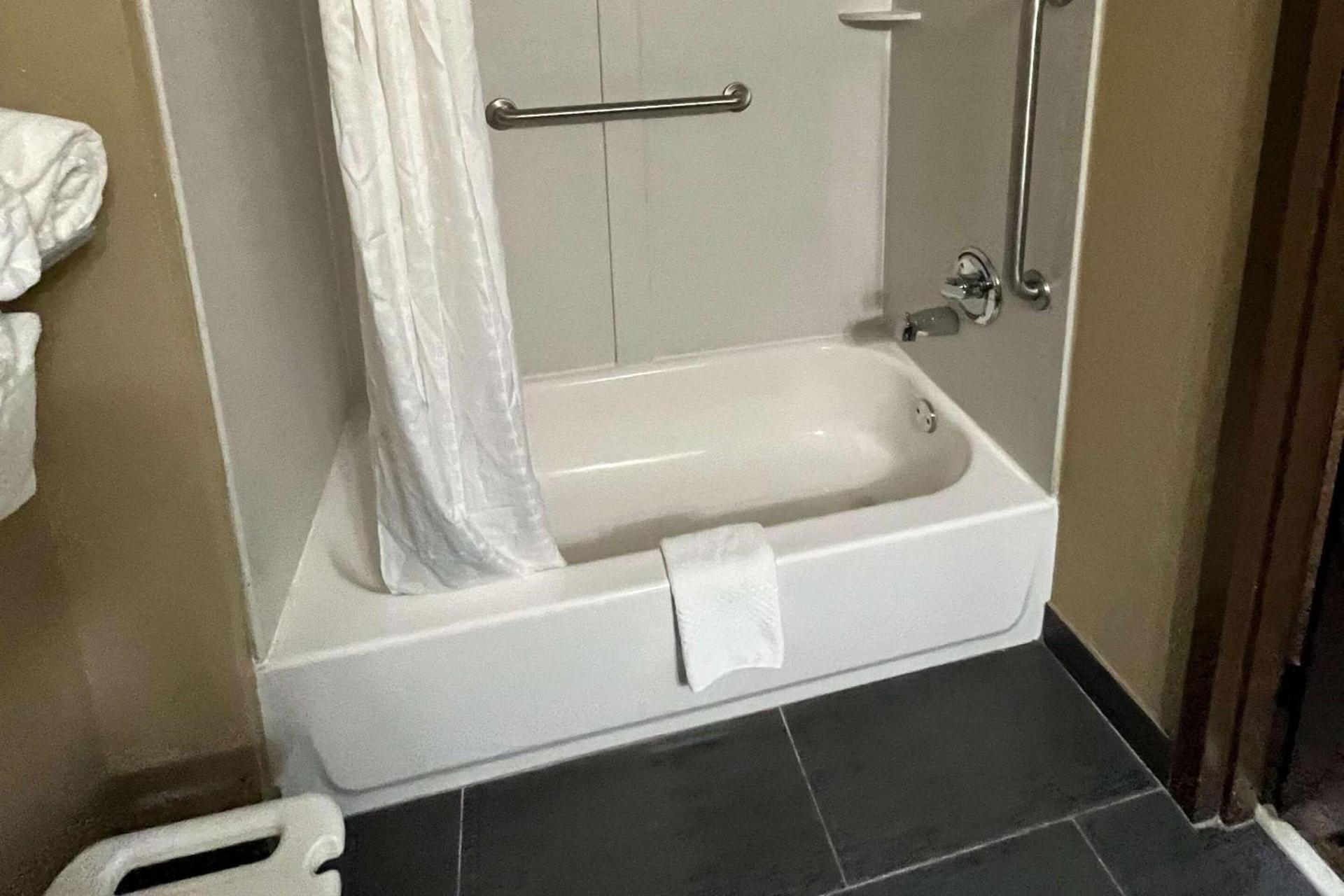 Quality Suites Graham - Burlington South photo 27