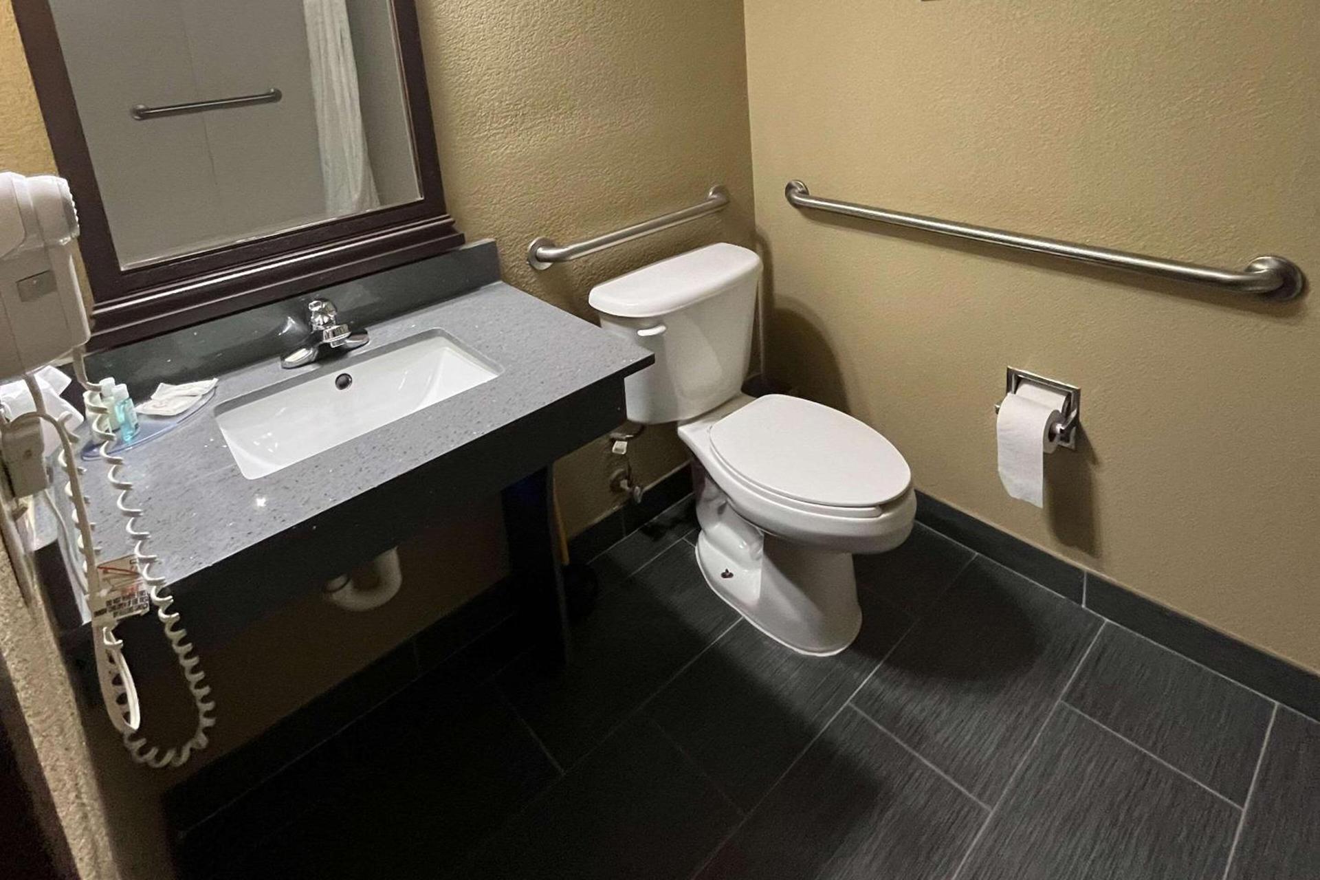 Quality Suites Graham - Burlington South photo 28