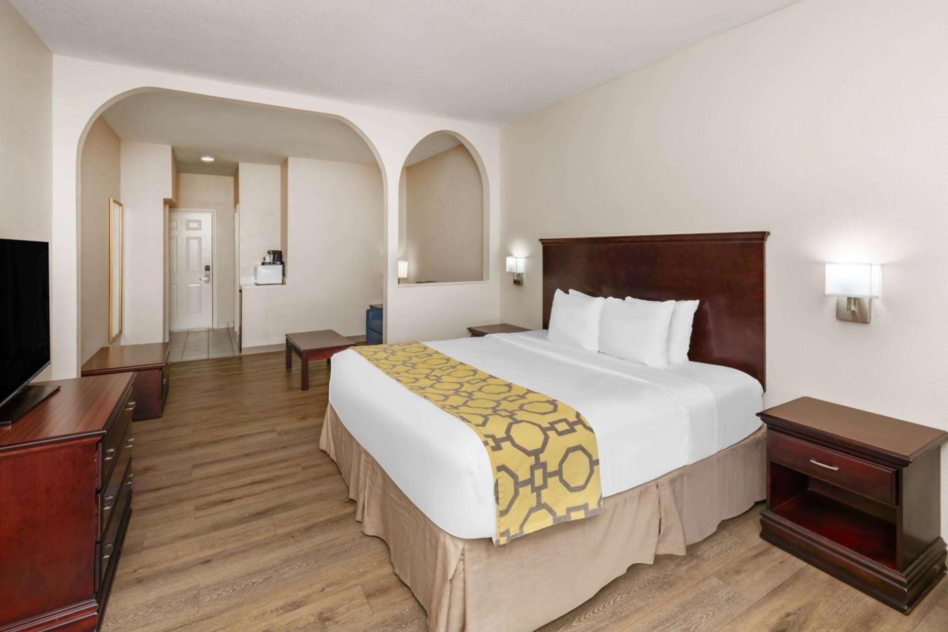 Baymont by Wyndham Houston Brookhollow photo 6
