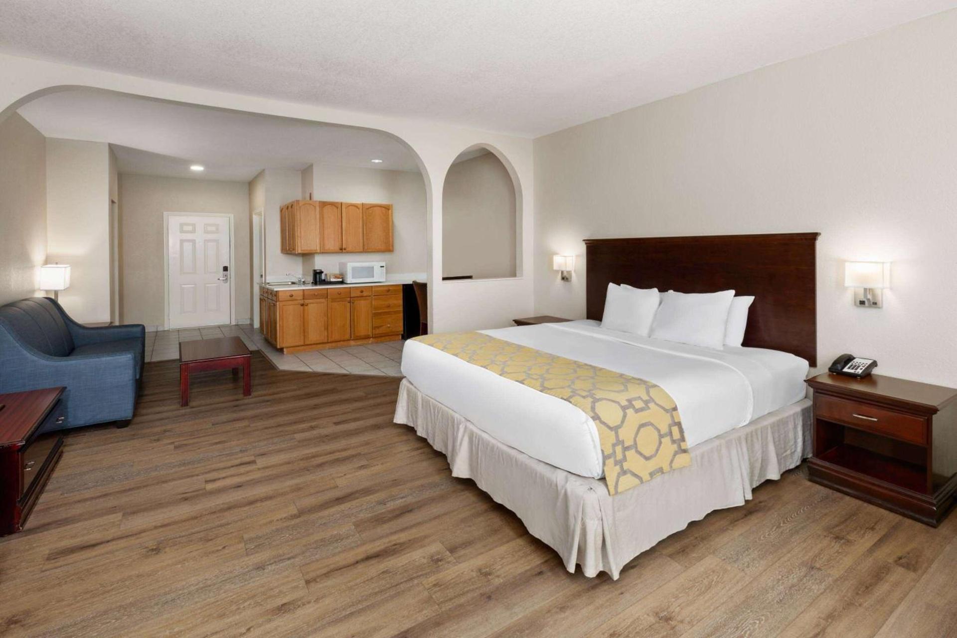 Baymont by Wyndham Houston Brookhollow photo 14