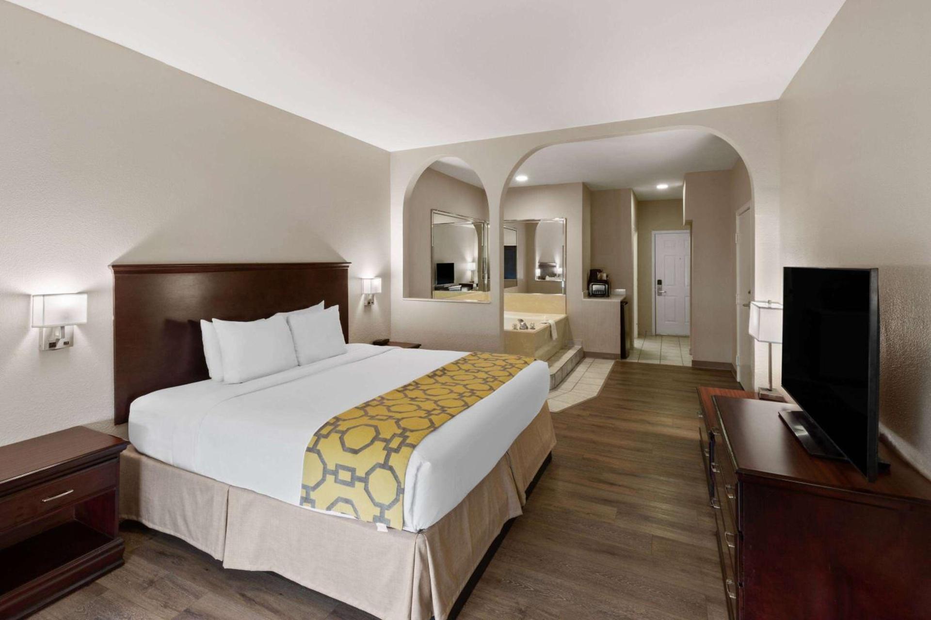 Baymont by Wyndham Houston Brookhollow photo 18
