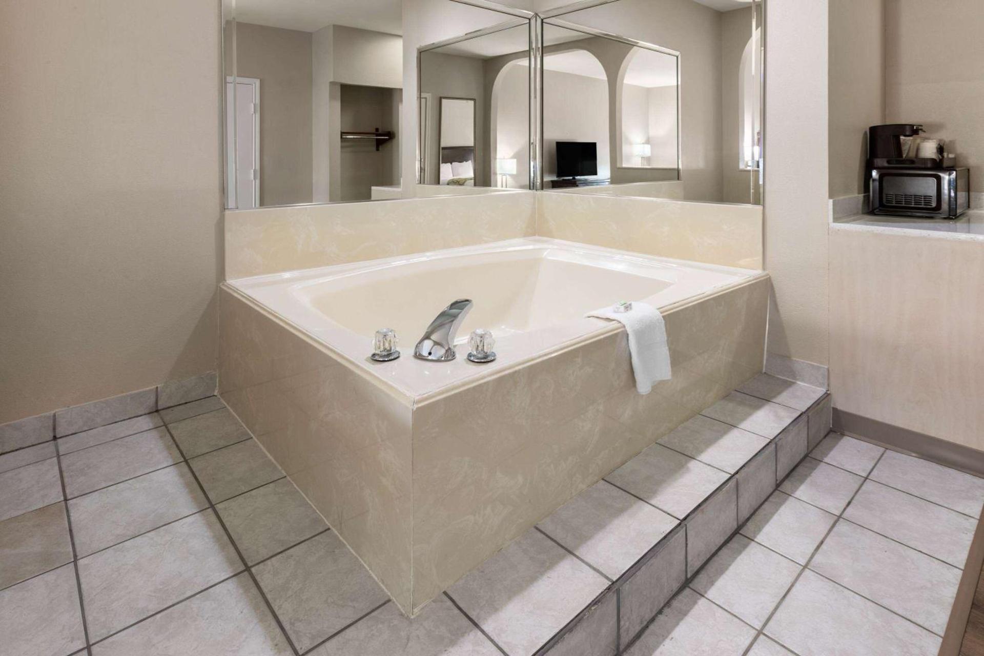 Baymont by Wyndham Houston Brookhollow photo 27
