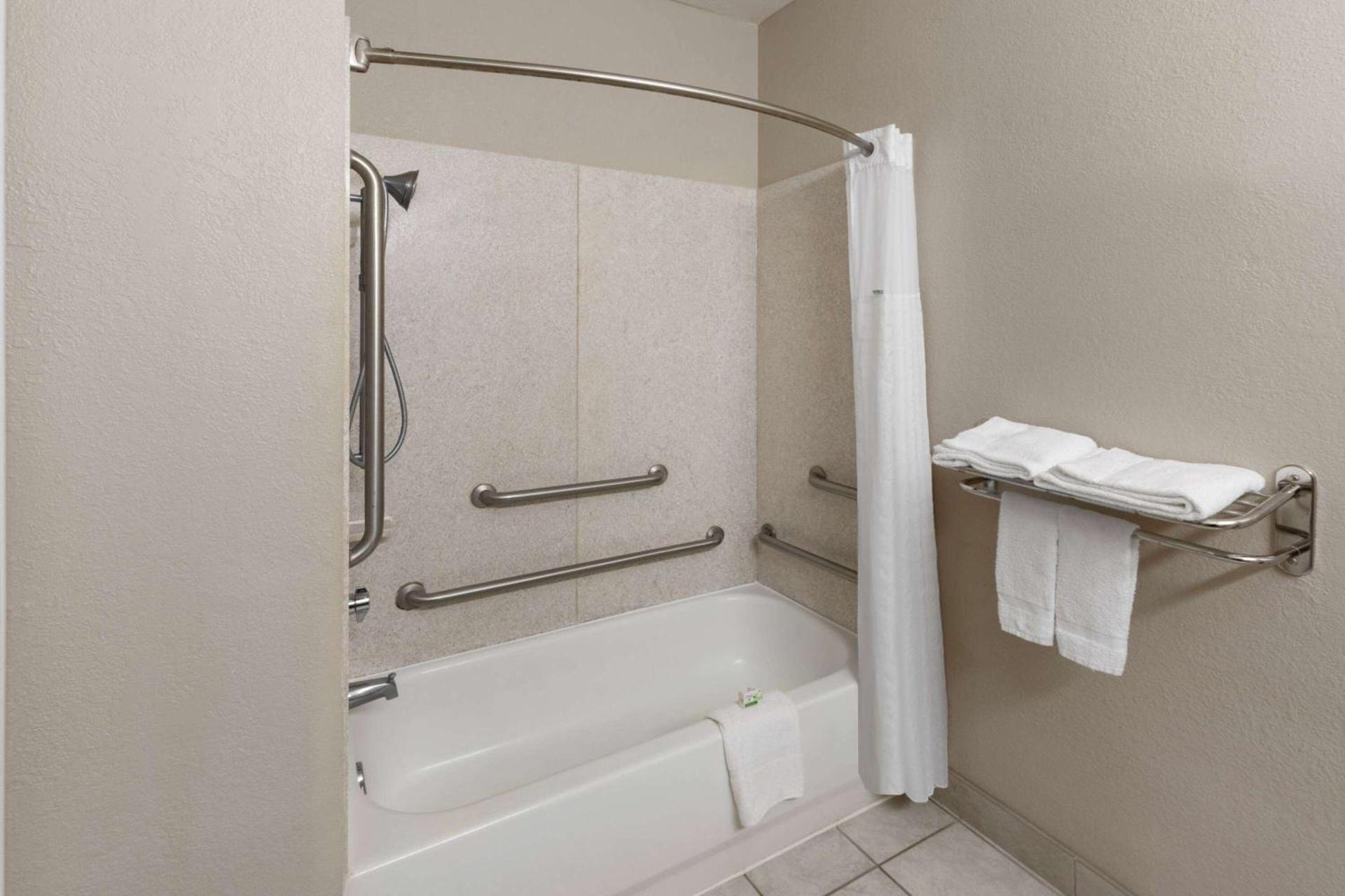 Baymont by Wyndham Houston Brookhollow photo 28
